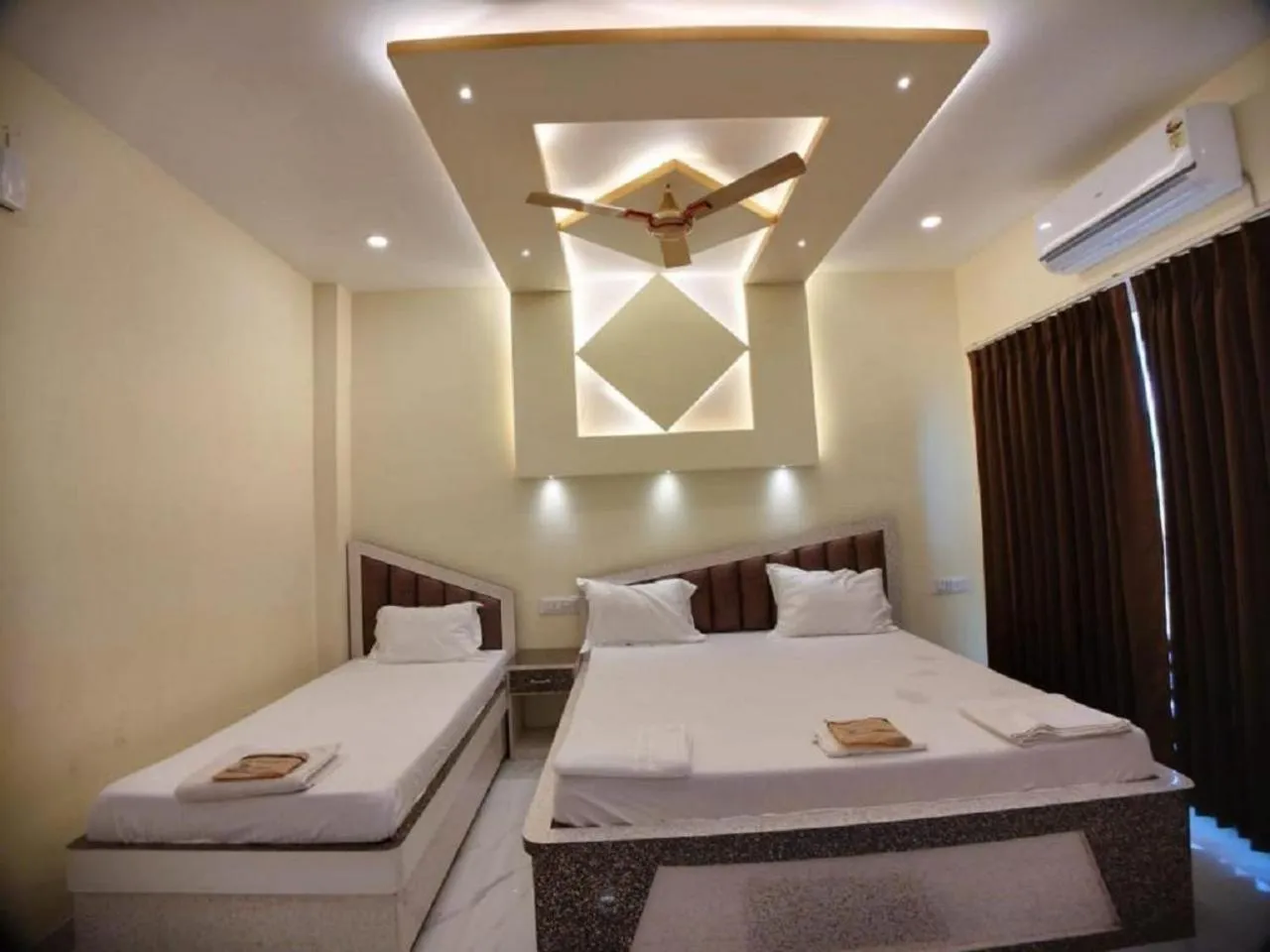 Bedroom, Bed in Hindusthan Inn - On Beach