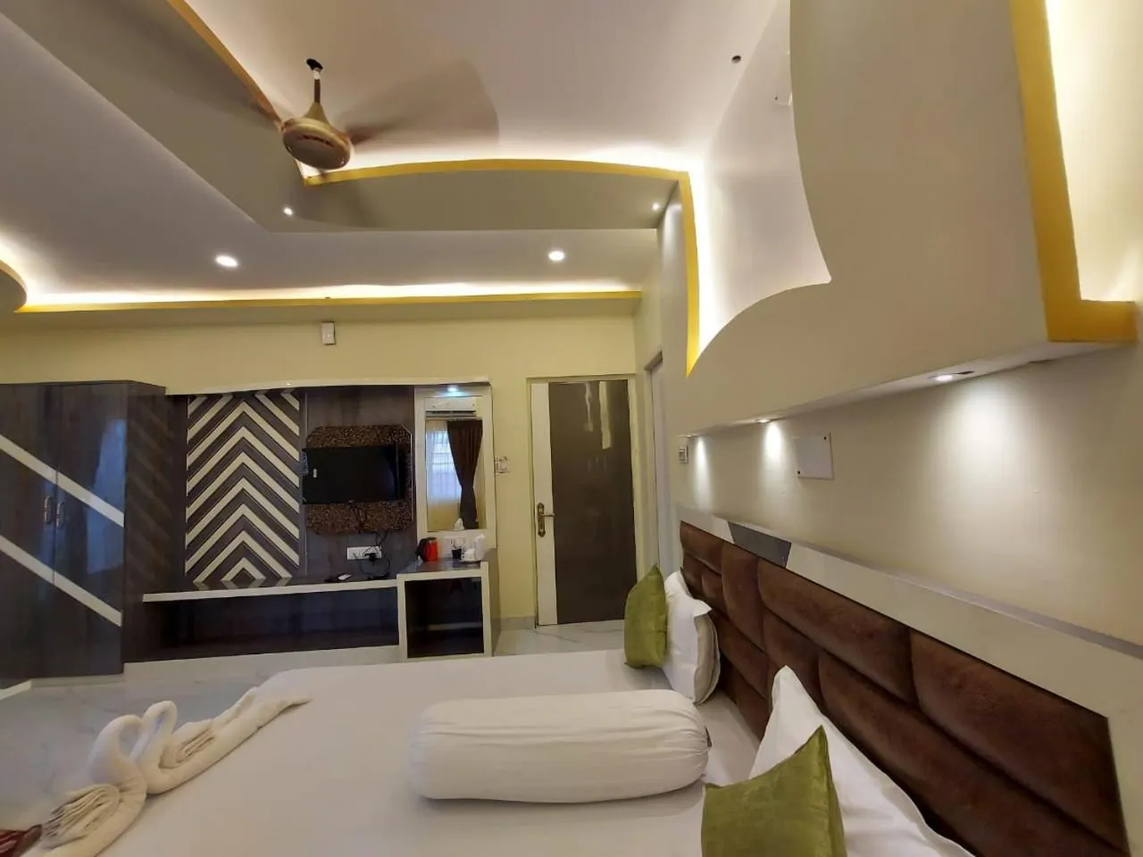 Bed in Hindusthan Inn - On Beach