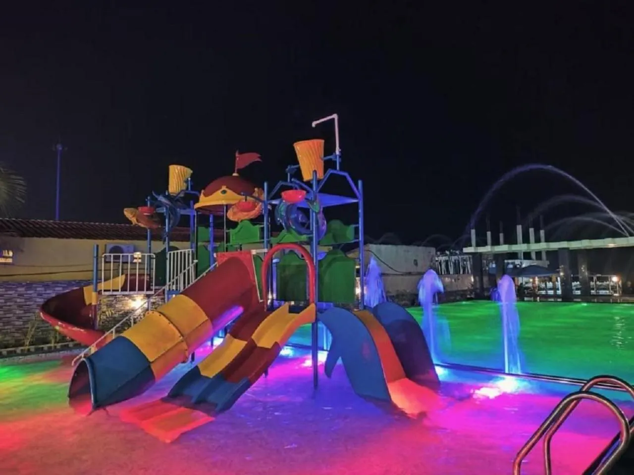Swimming pool in Hindusthan Inn - On Beach