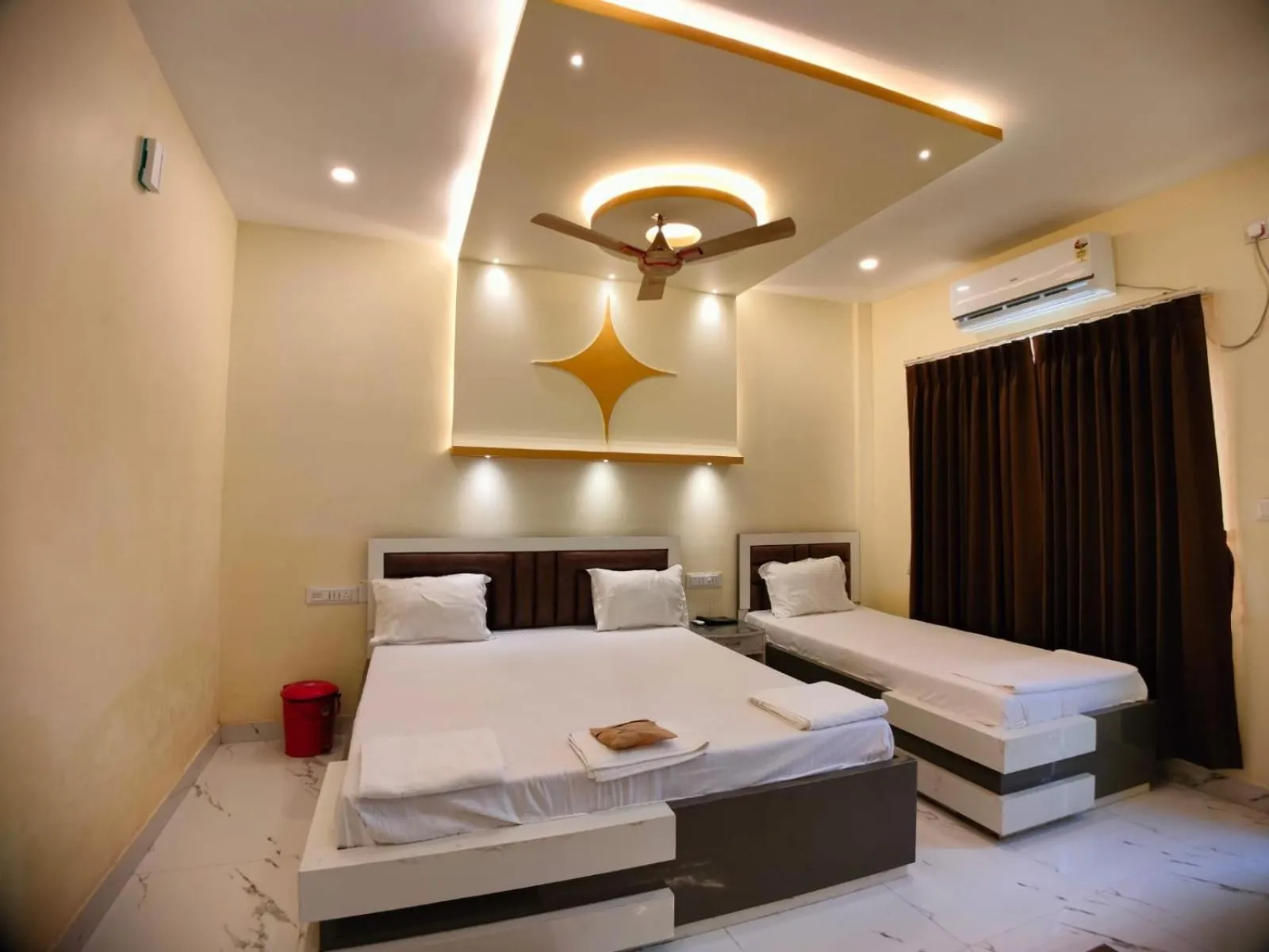 Bed in Hindusthan Inn - On Beach