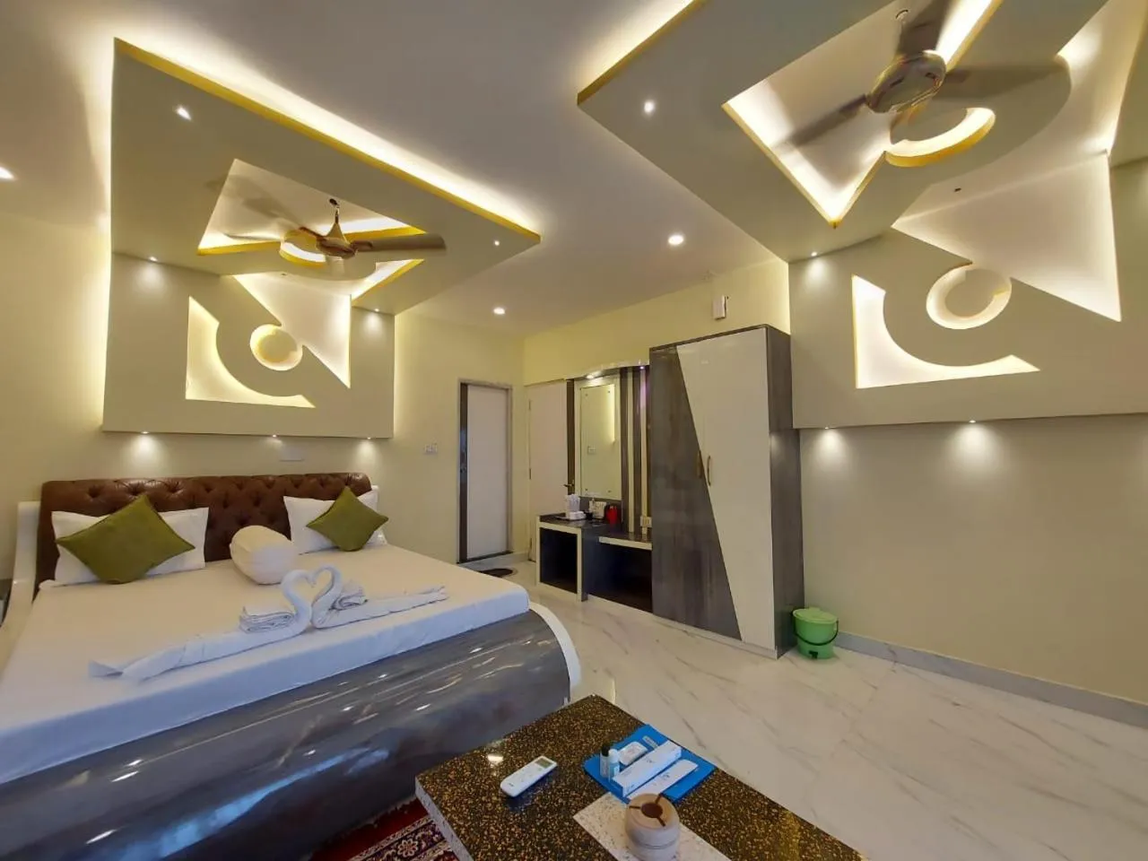 Bed in Hindusthan Inn - On Beach