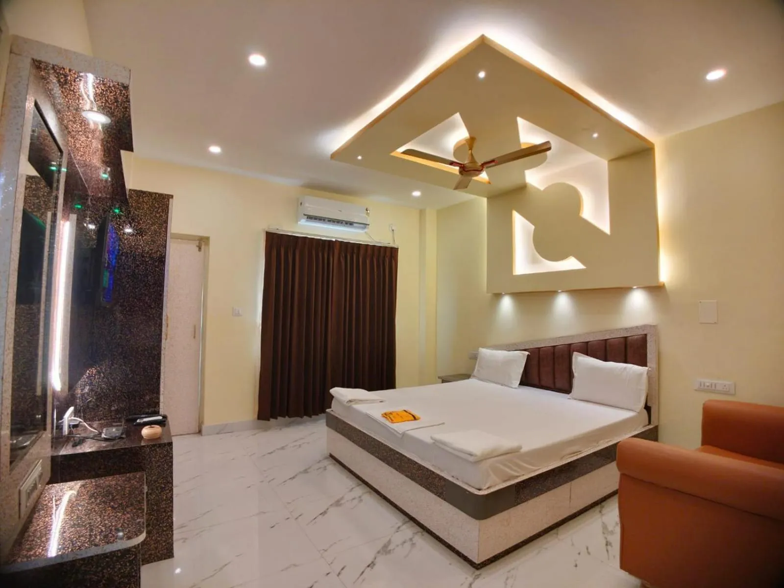 Bed in Hindusthan Inn - On Beach