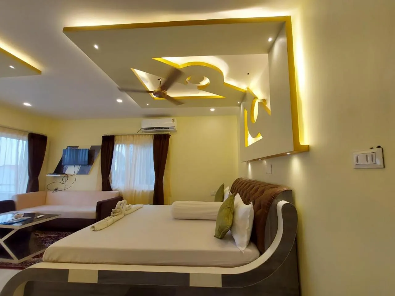 Bed in Hindusthan Inn - On Beach