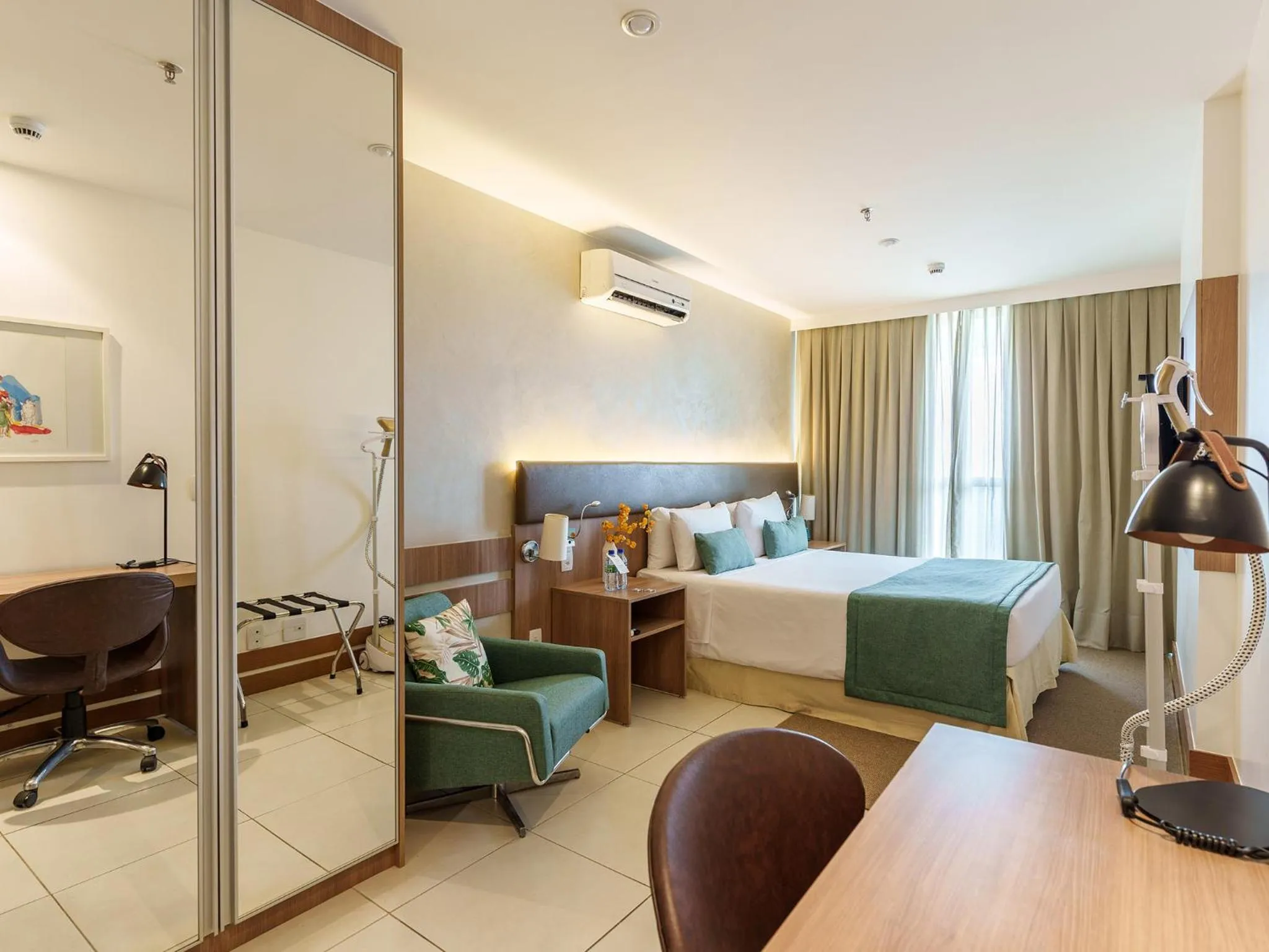 Photo of the whole room, Bed in Athos Bulcão Hplus Executive