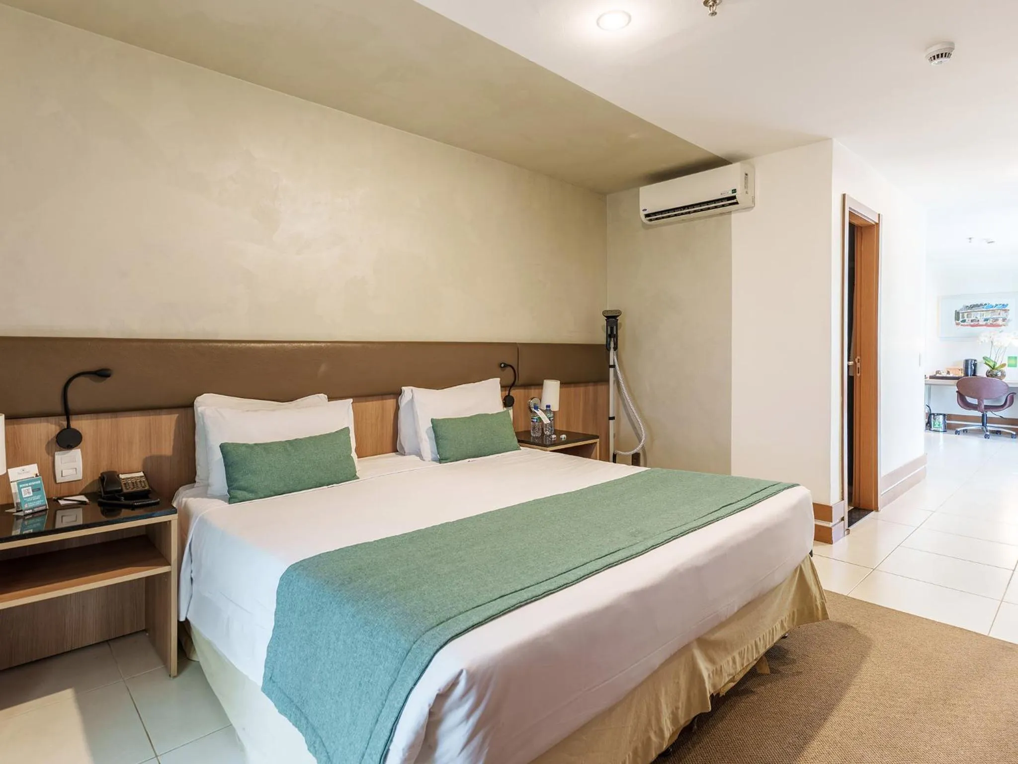 Photo of the whole room, Bed in Athos Bulcão Hplus Executive