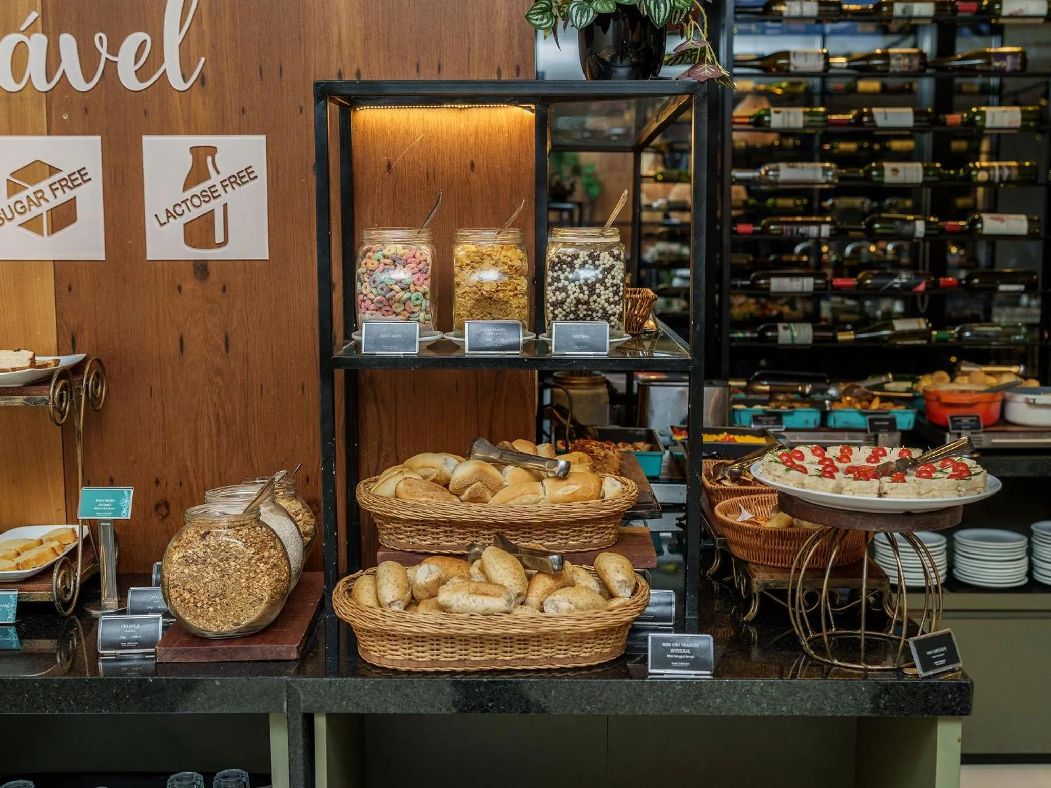 Breakfast in Athos Bulcão Hplus Executive