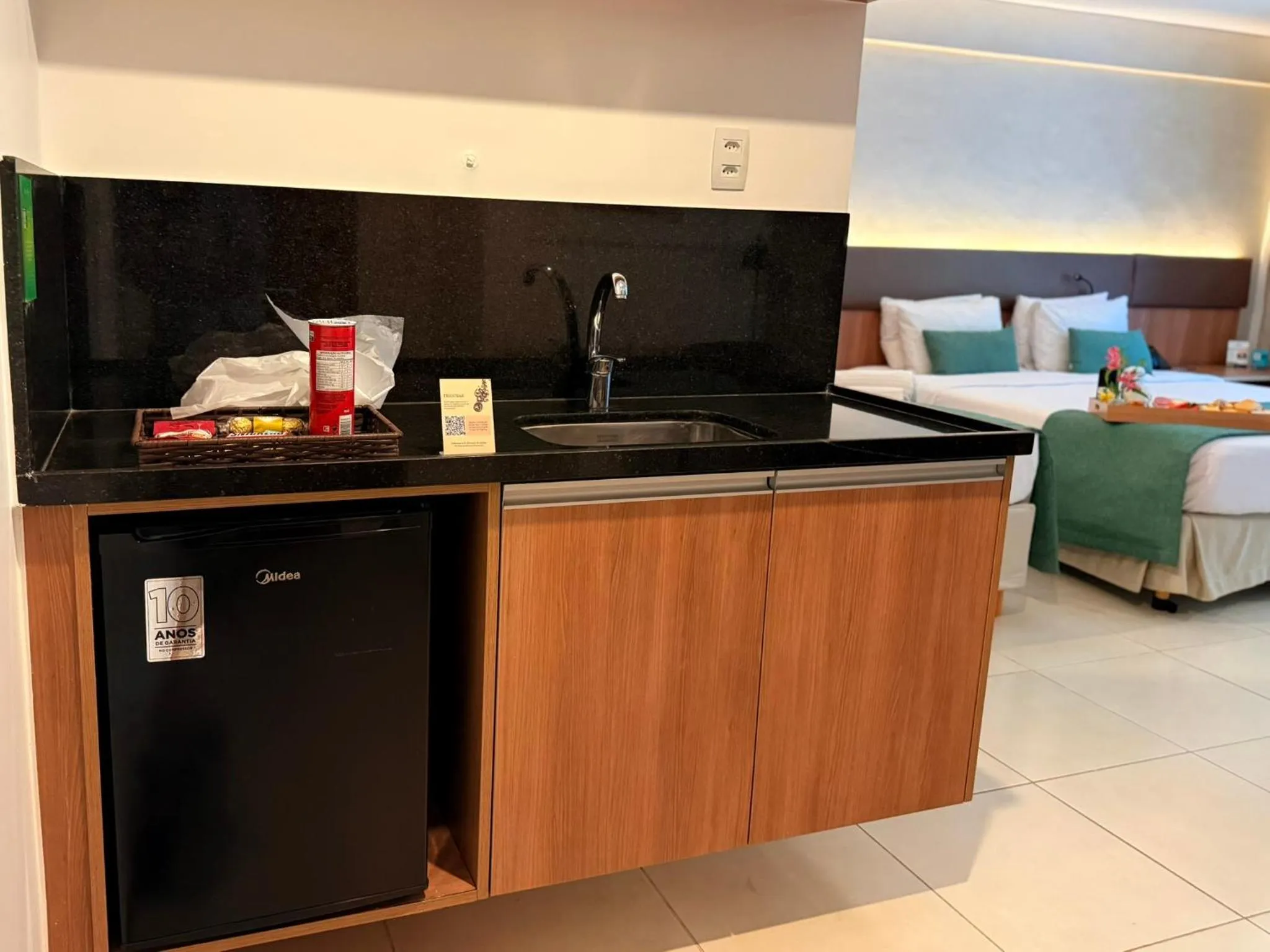 Photo of the whole room, Bed in Athos Bulcão Hplus Executive