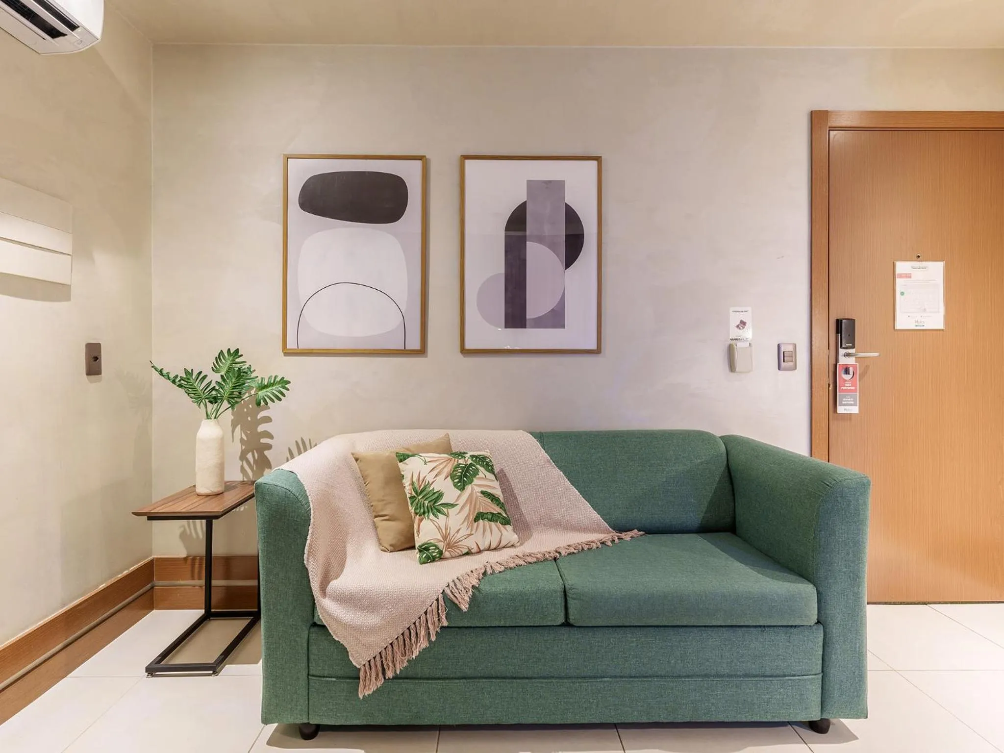 Living room in Athos Bulcão Hplus Executive