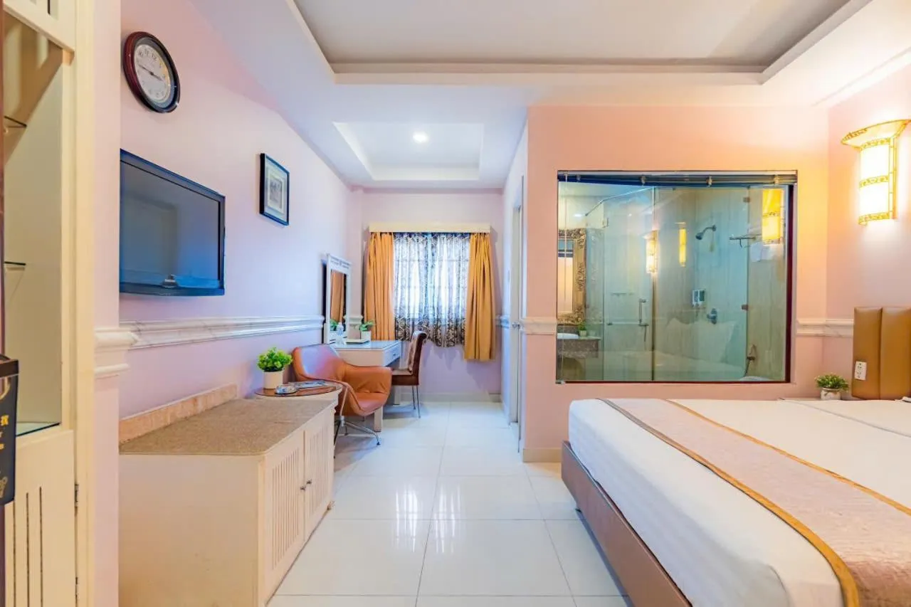 Bed in Fortune 1127 - Central Hotel