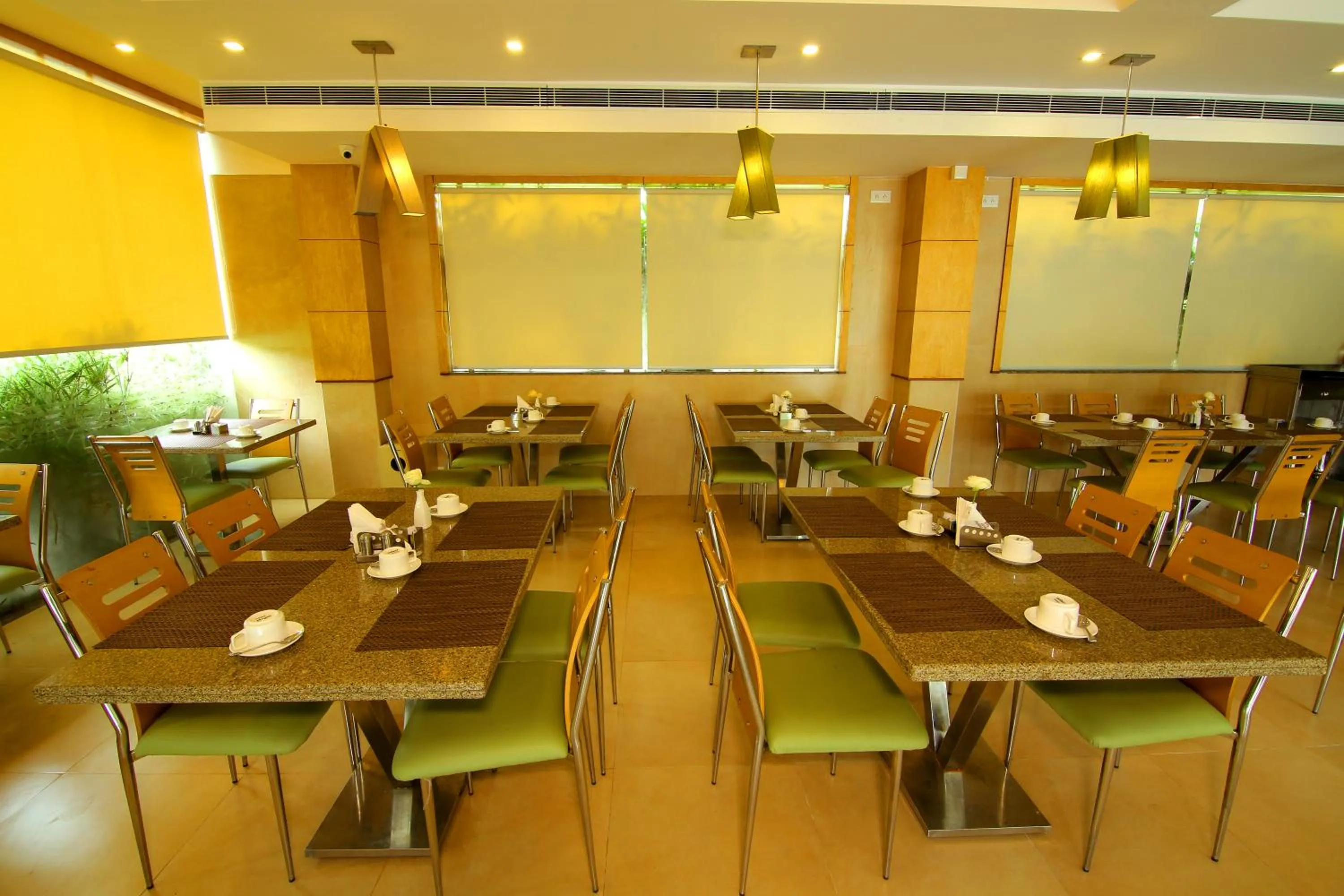 Restaurant/places to eat in Hotel Hillway Park