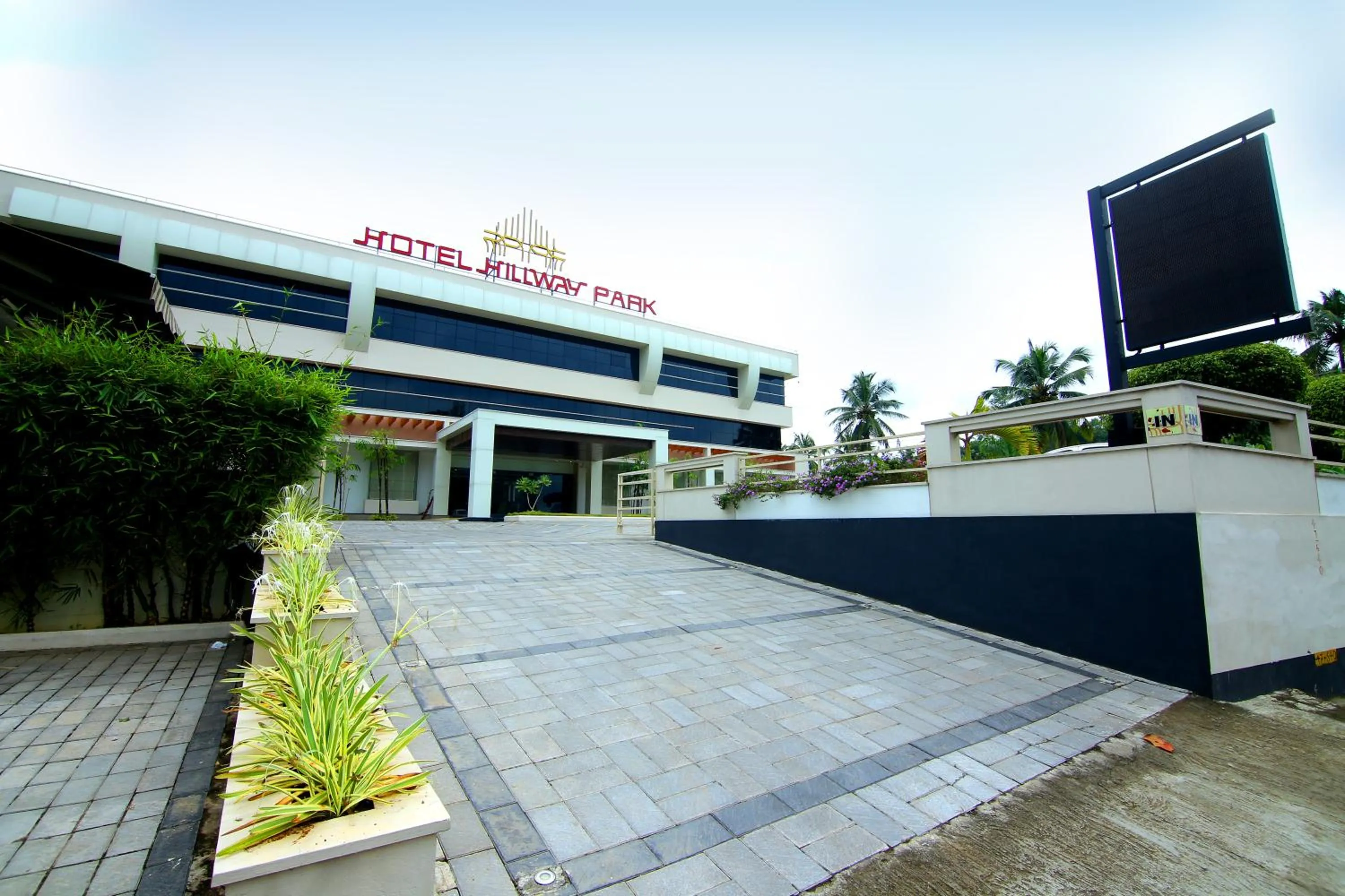 Property building in Hotel Hillway Park