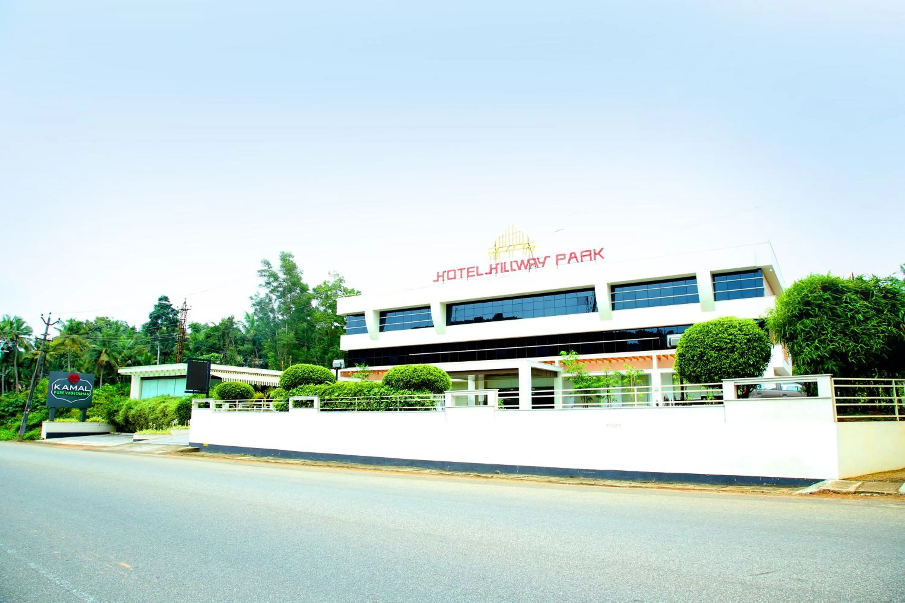 Property building in Hotel Hillway Park