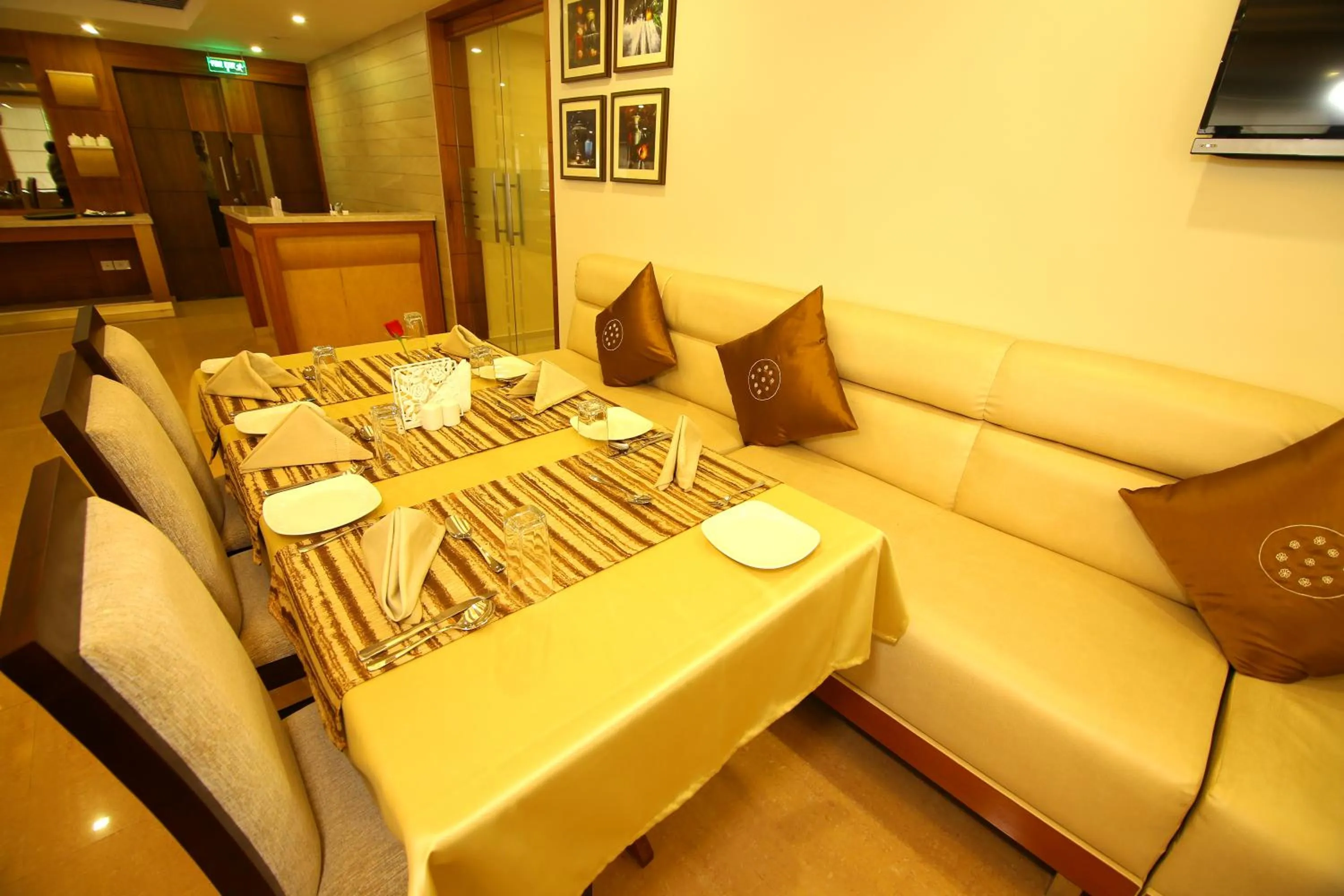 Restaurant/places to eat in Hotel Hillway Park