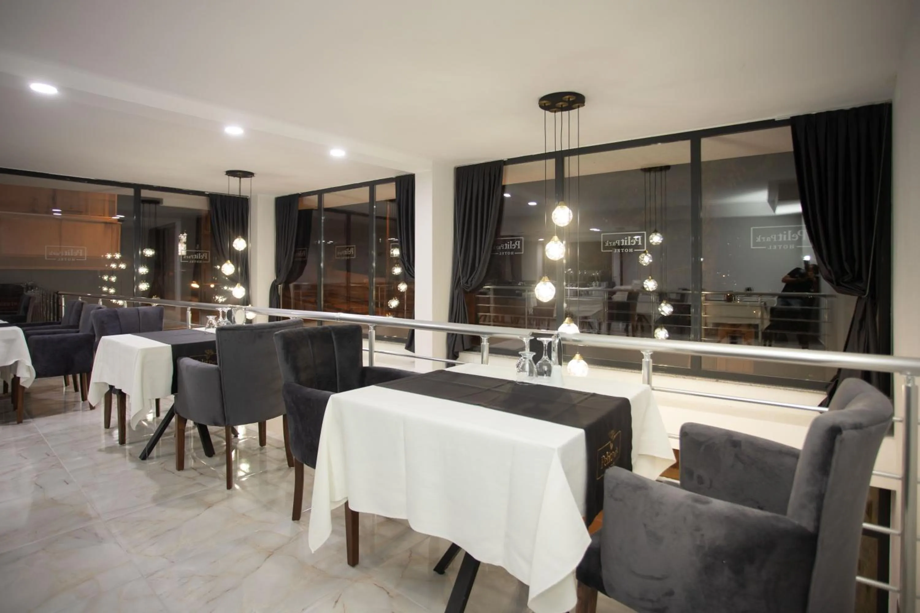 Restaurant/places to eat in Pelit Park Hotel
