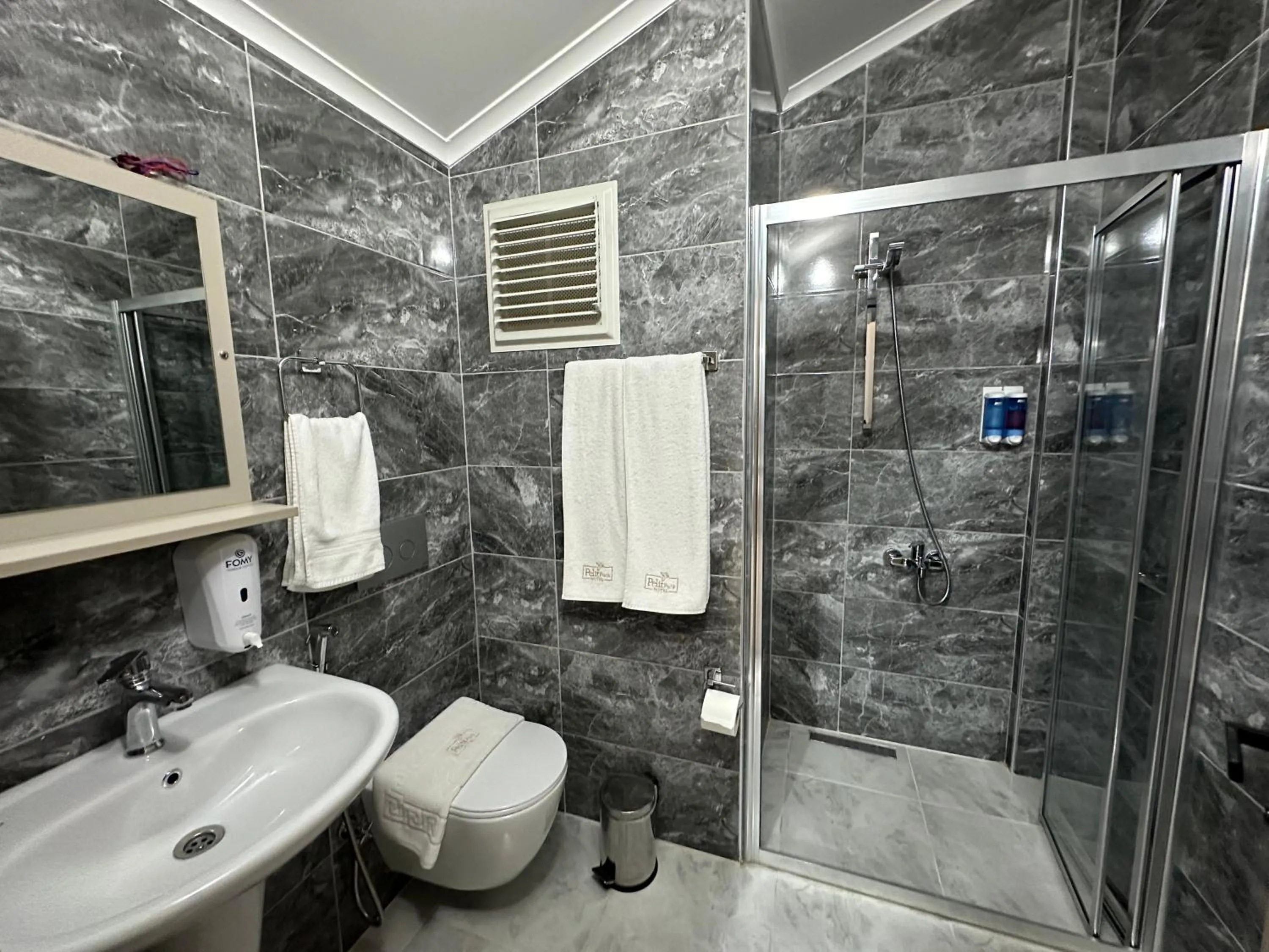 Shower in Pelit Park Hotel