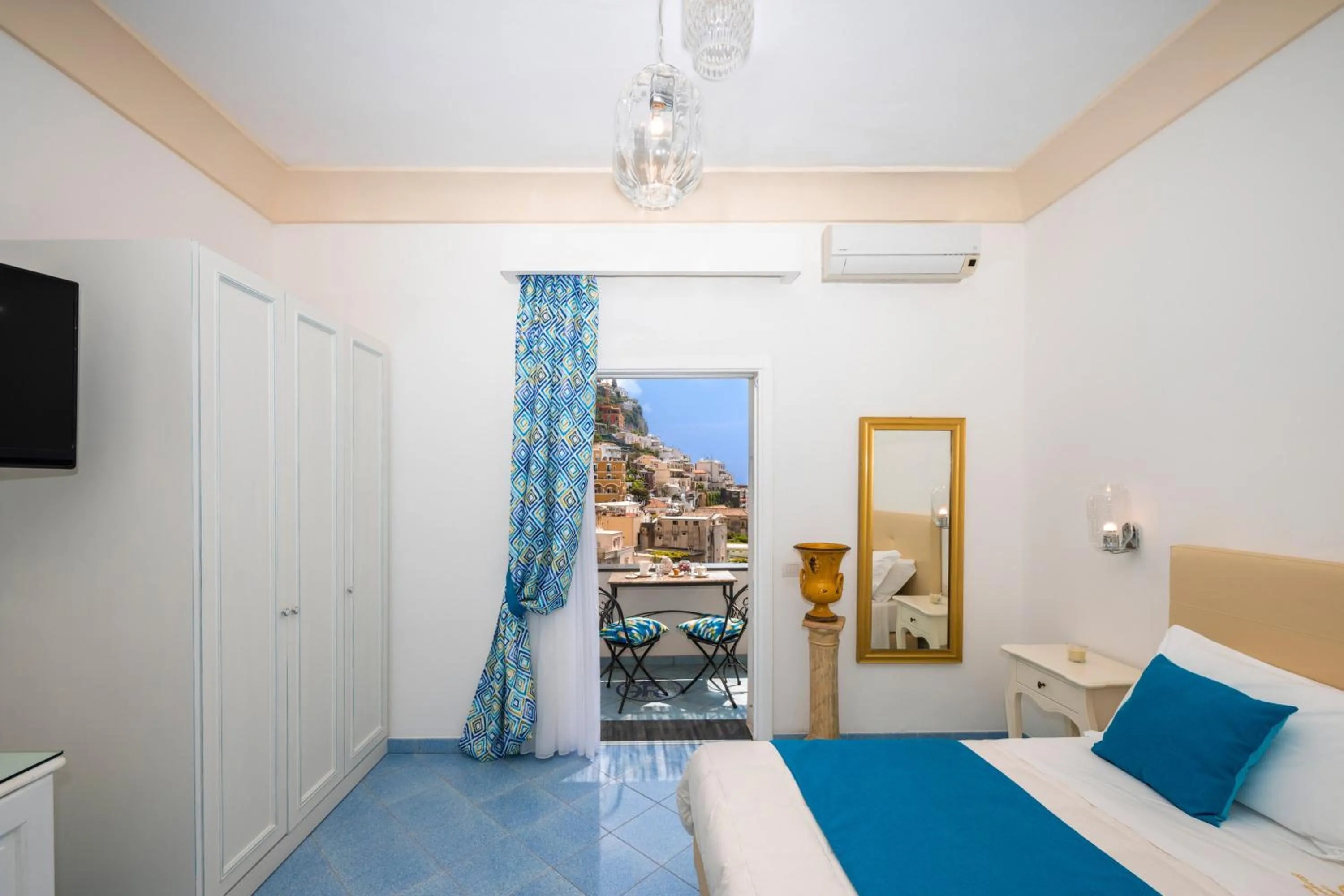 Photo of the whole room, Bed in Hotel Royal Prisco