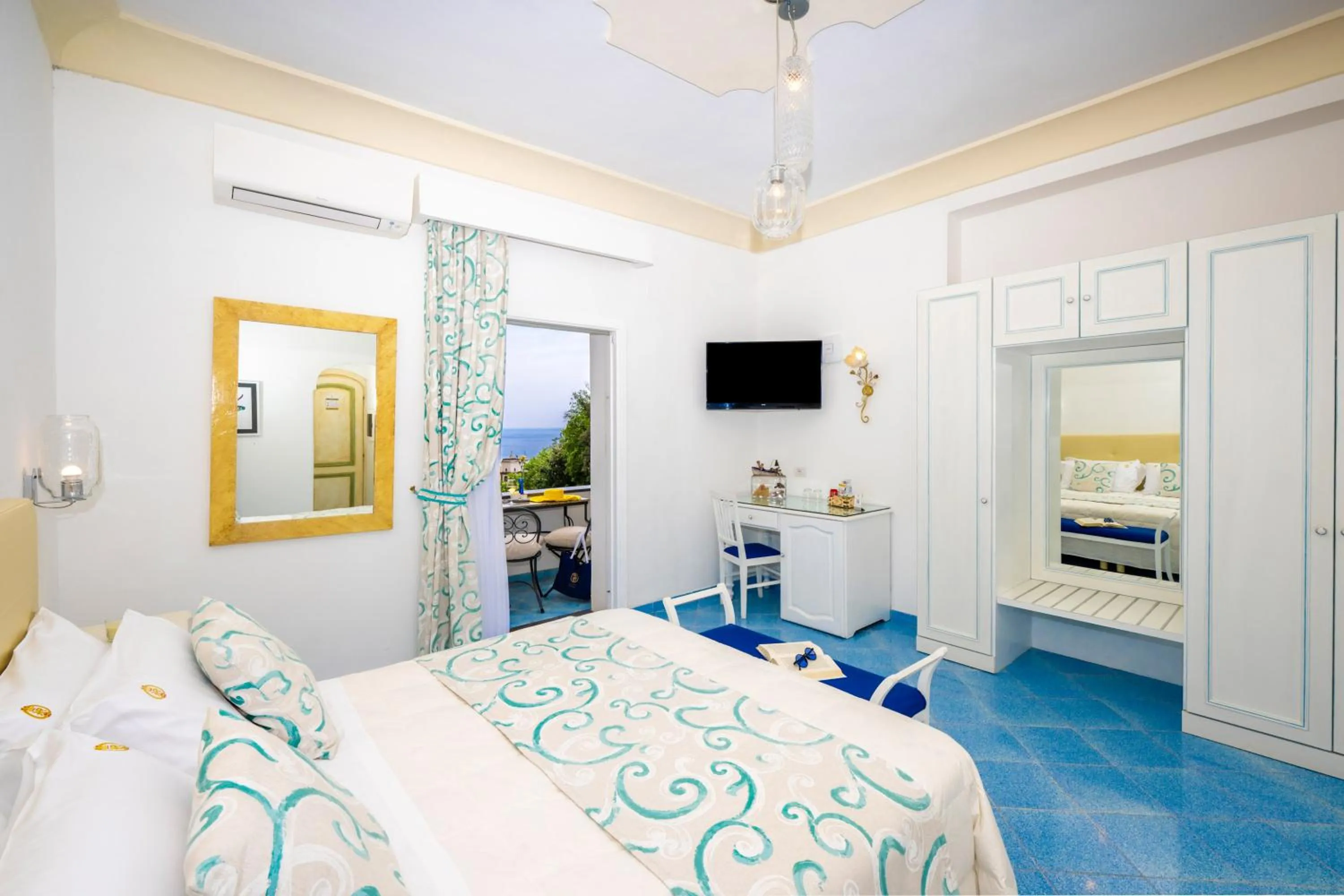 View (from property/room), Bed in Hotel Royal Prisco