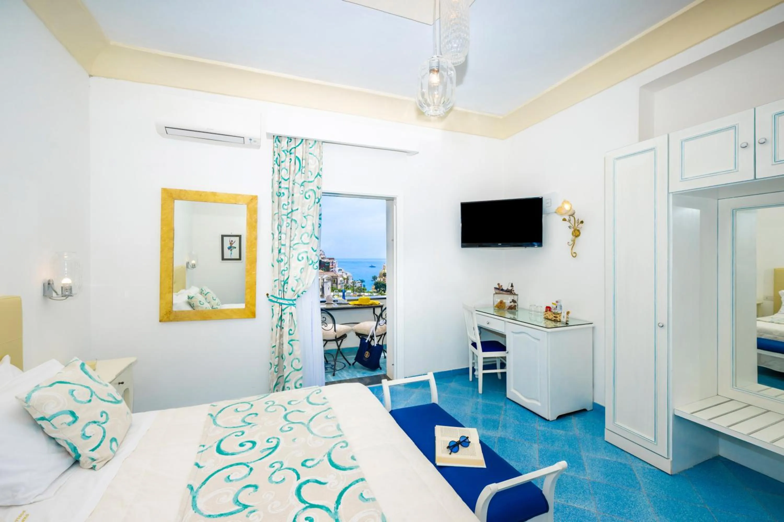 TV and multimedia, Bed in Hotel Royal Prisco