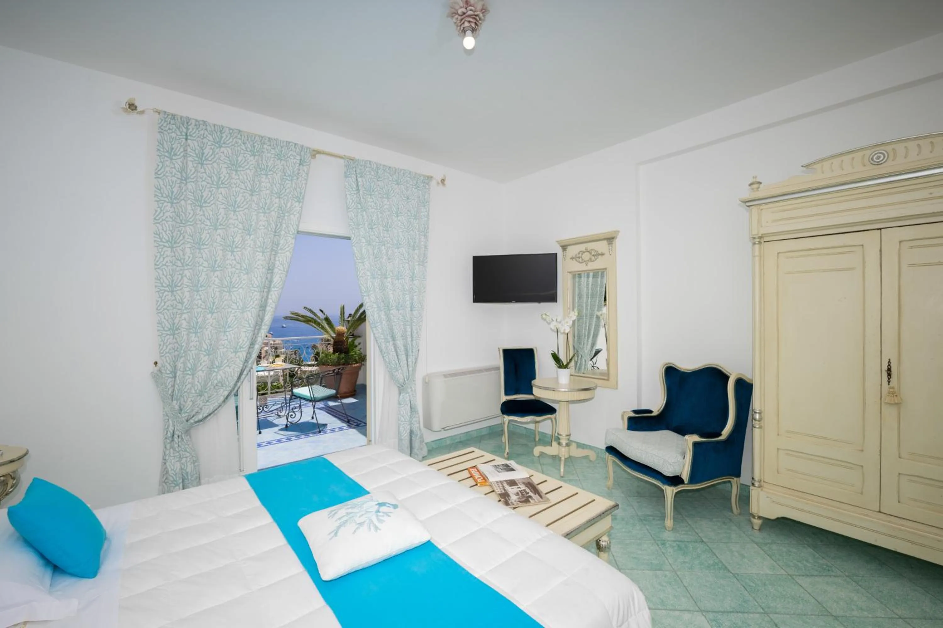 Communal lounge/ TV room, Bed in Hotel Royal Prisco