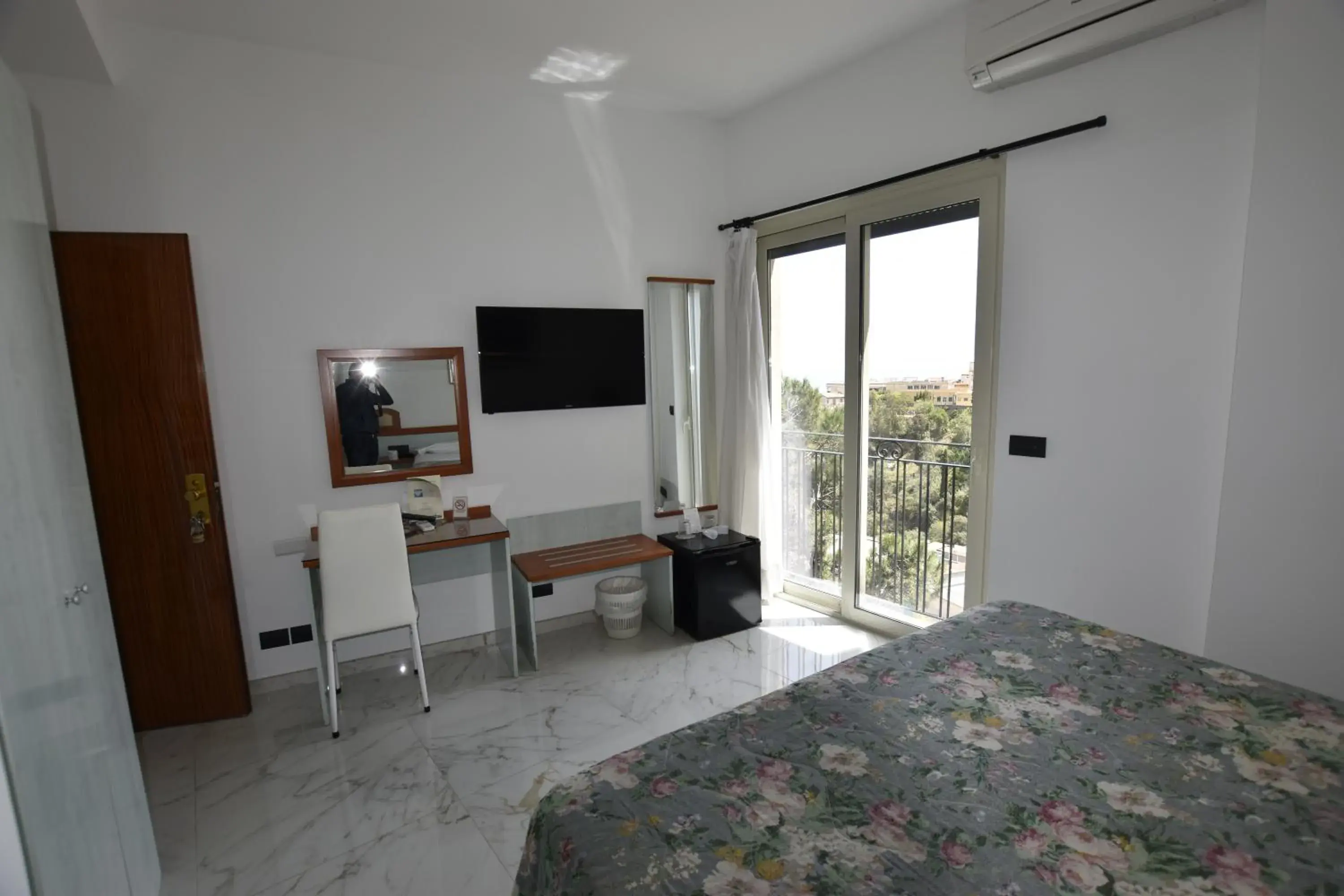 Double/Twin Room with Partial Sea View in Hotel Condor Double/Twin Room with Partial Sea View in Hotel Condor