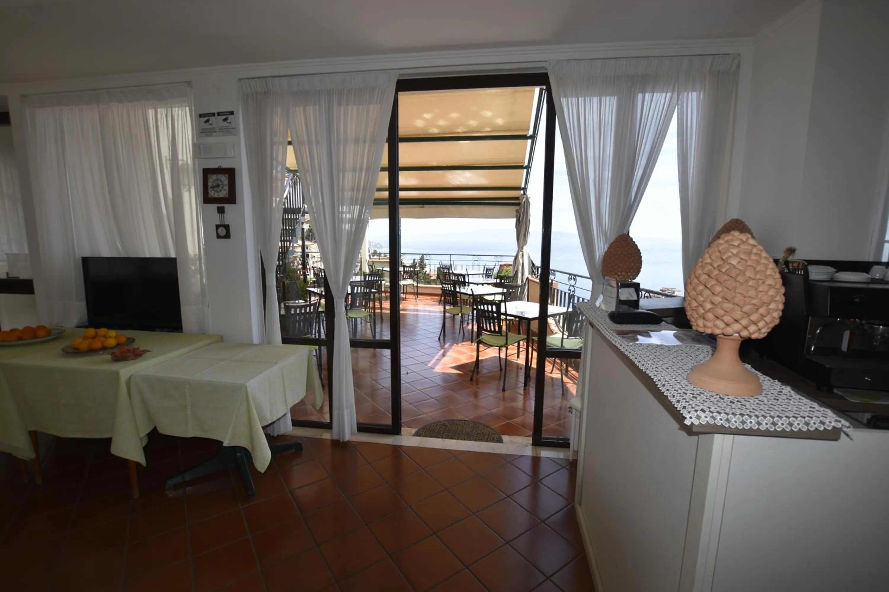 Restaurant/places to eat in Hotel Condor