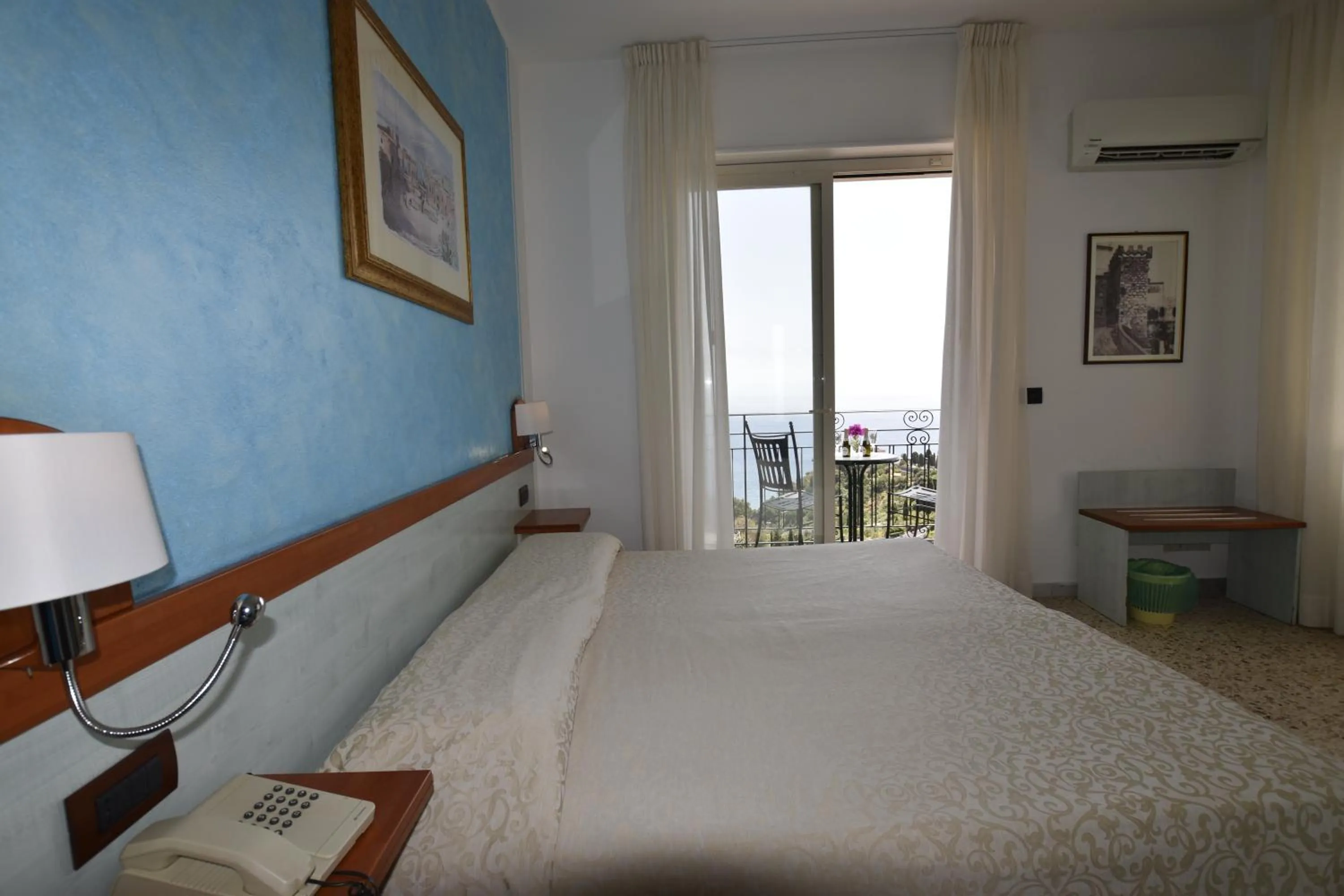 Photo of the whole room, Bed in Hotel Condor