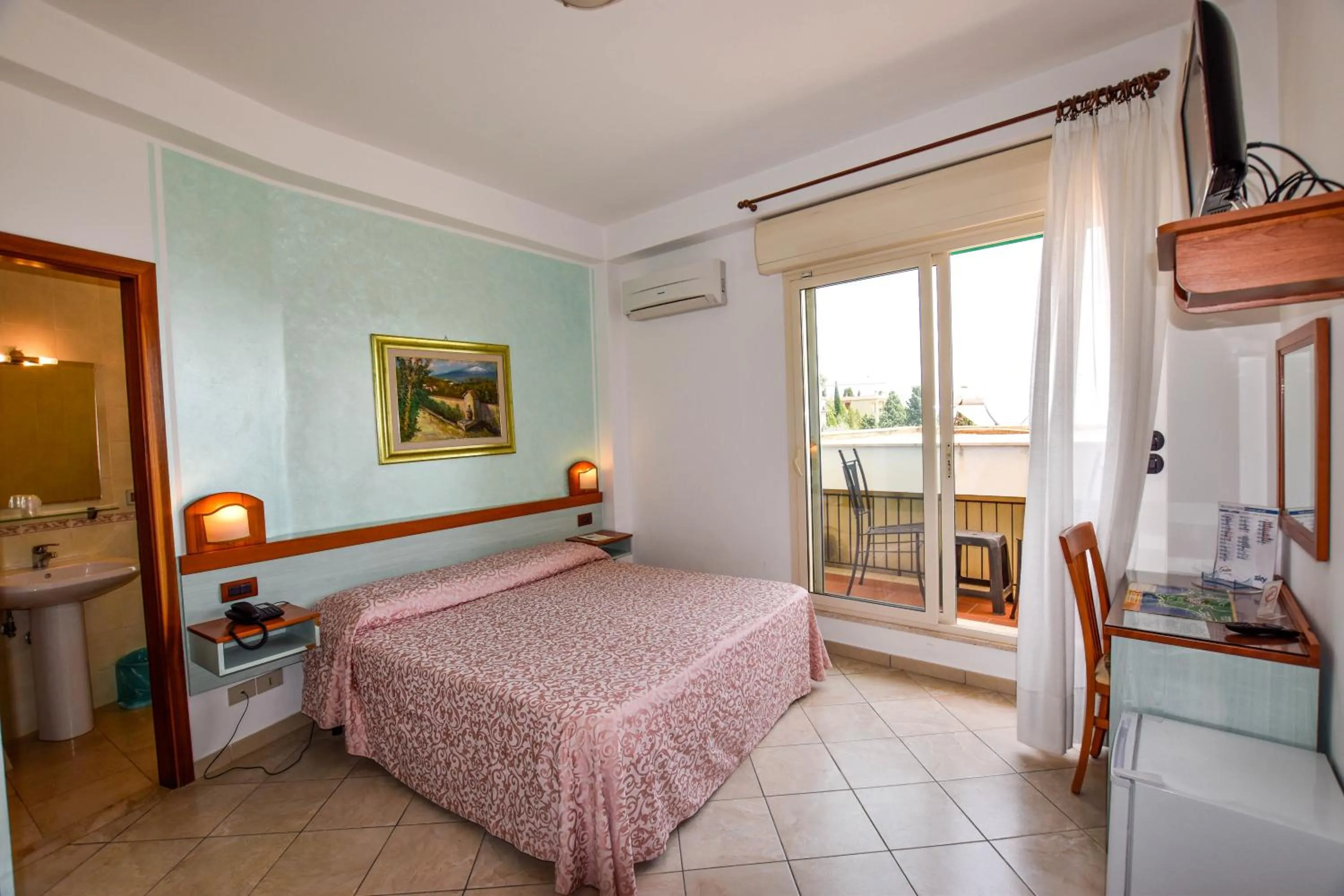 Photo of the whole room, Bed in Hotel Condor