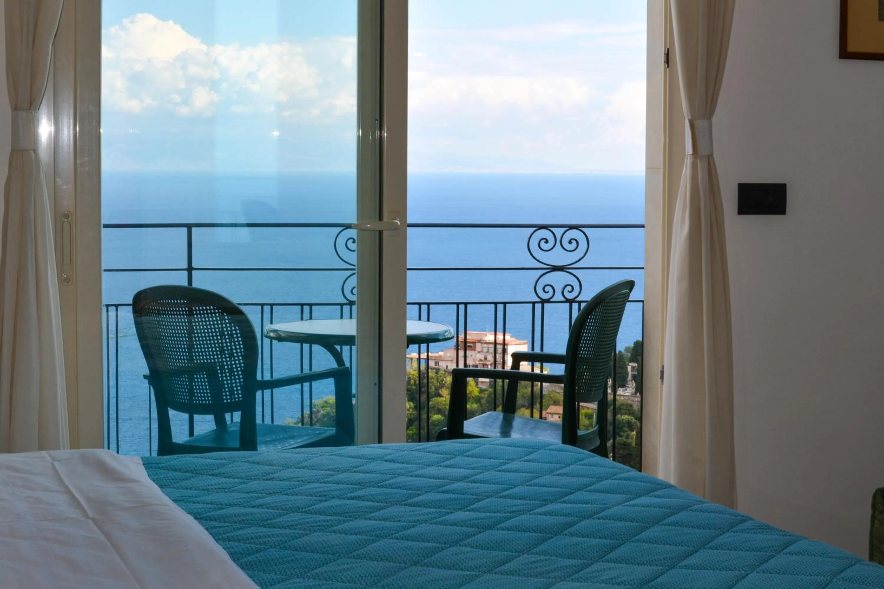 View (from property/room), Bed in Hotel Condor