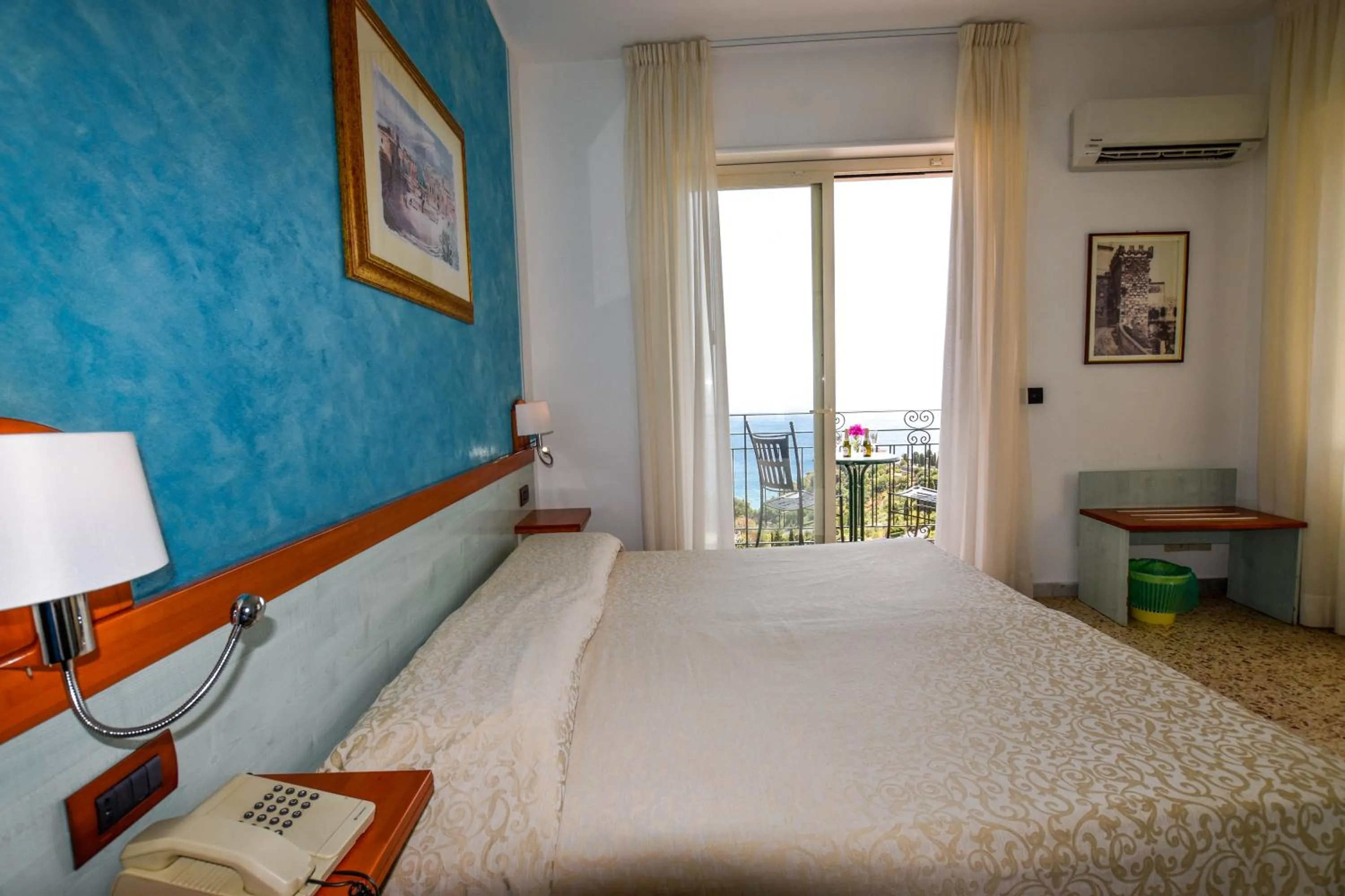 Photo of the whole room, Bed in Hotel Condor