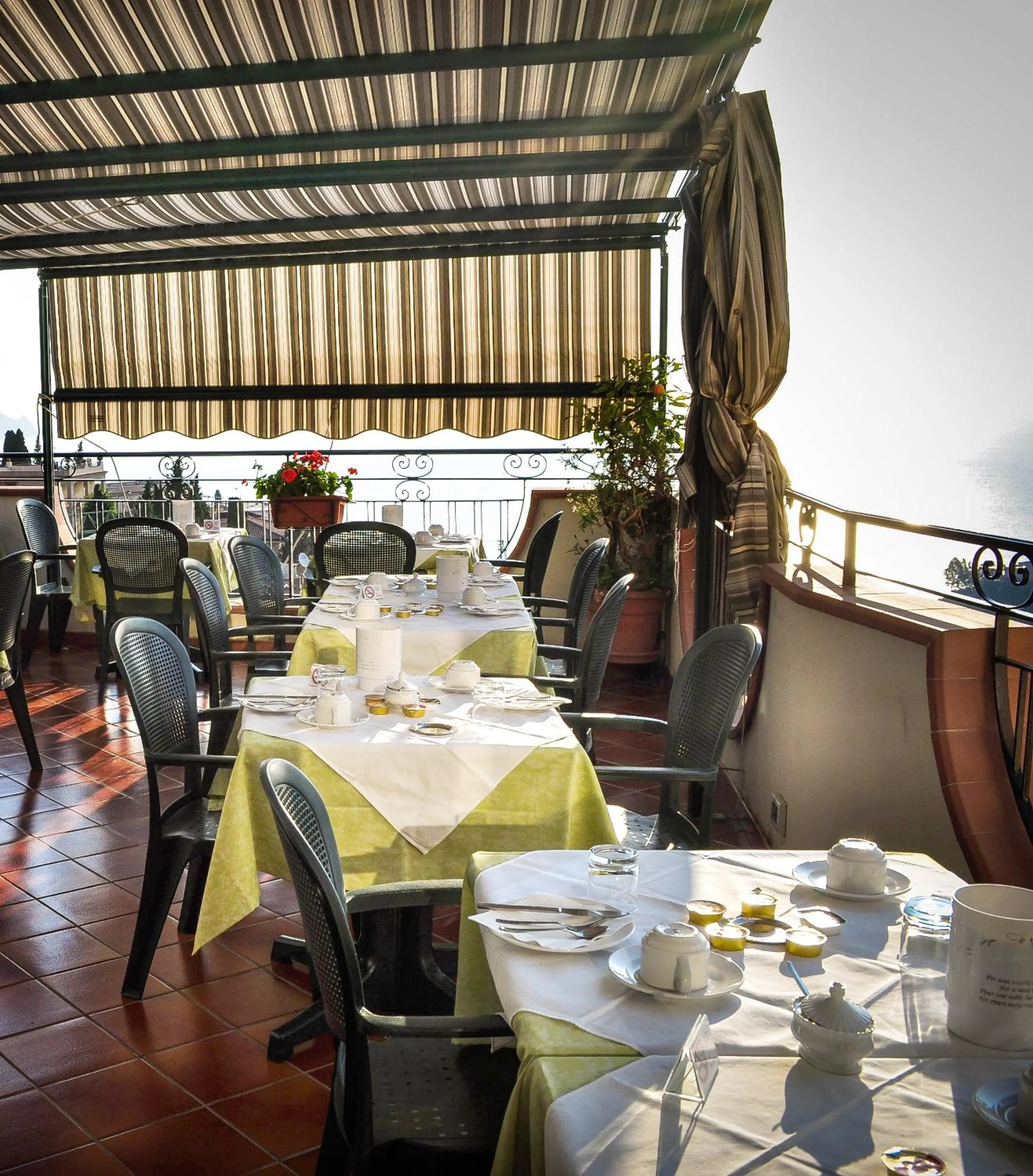 Restaurant/places to eat in Hotel Condor