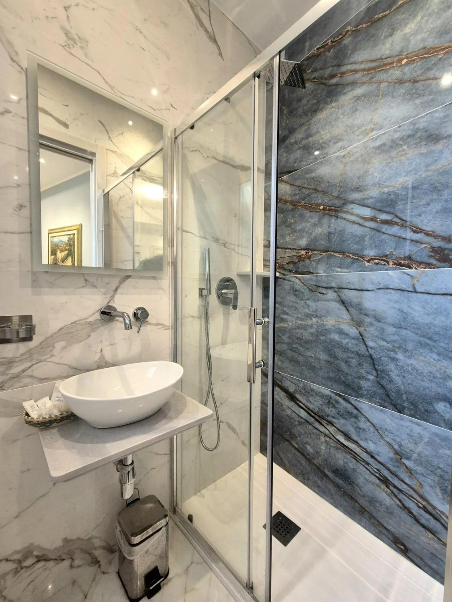 Shower in Hotel Condor