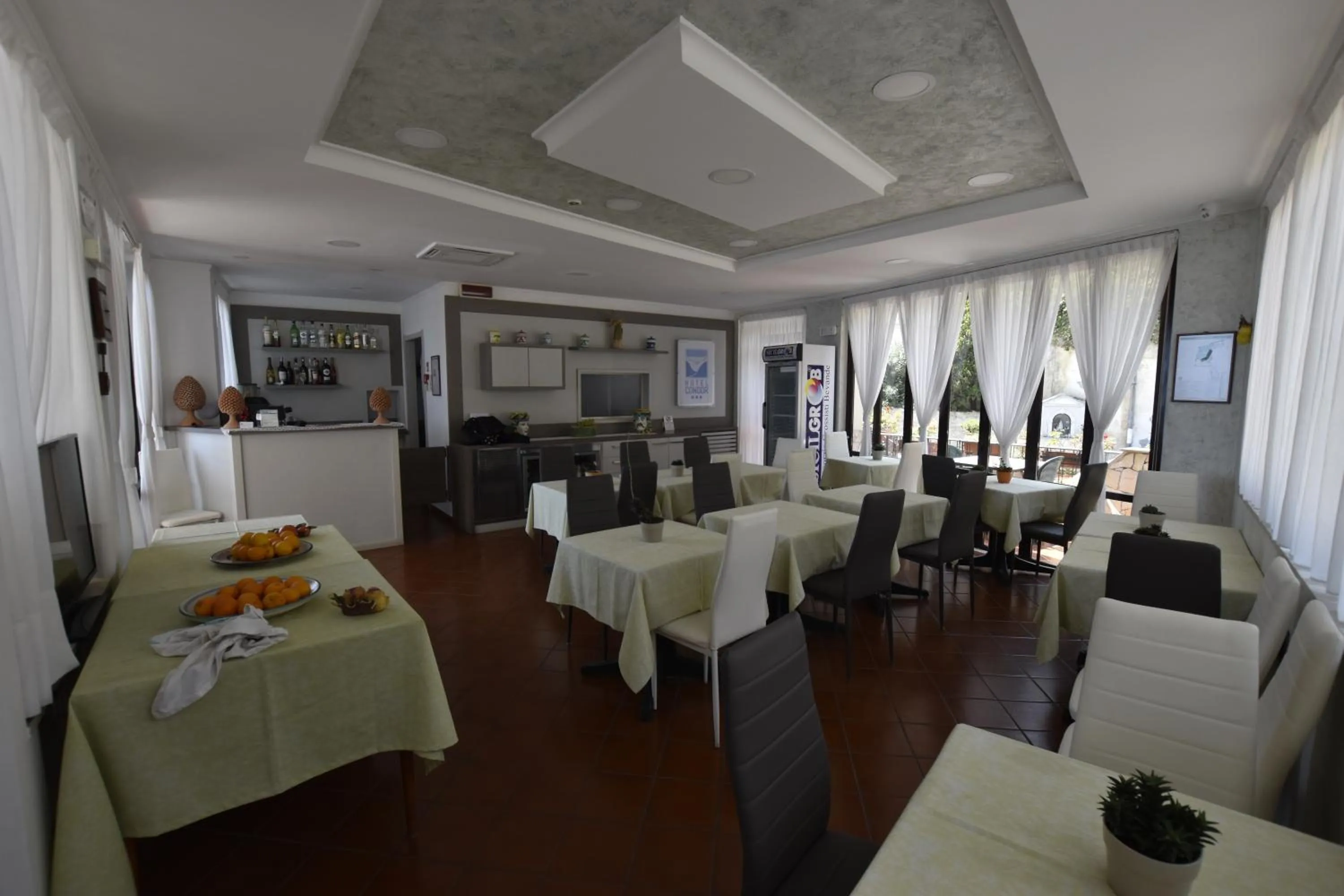 Restaurant/places to eat in Hotel Condor
