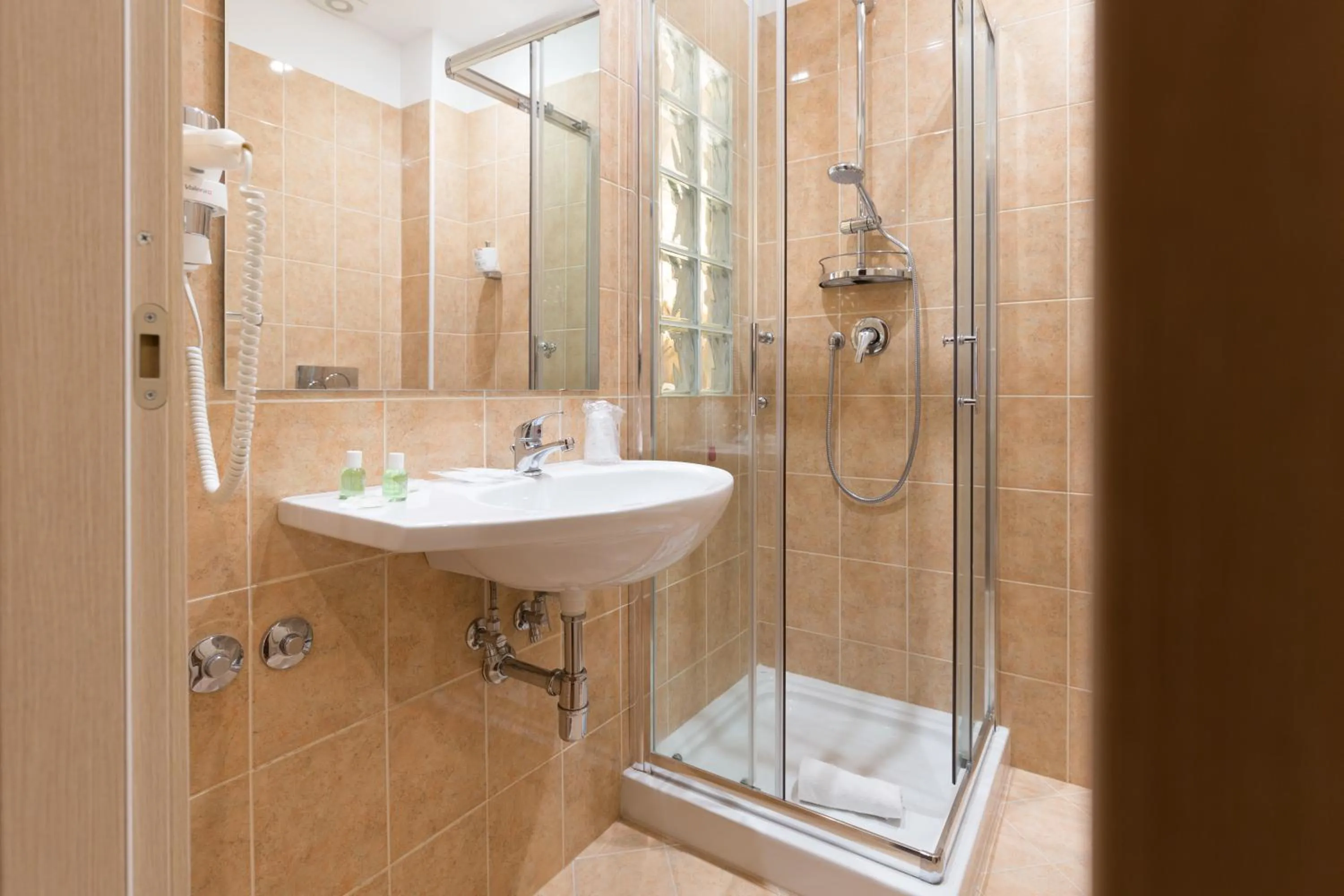 Shower in Hotel Villa Esperia