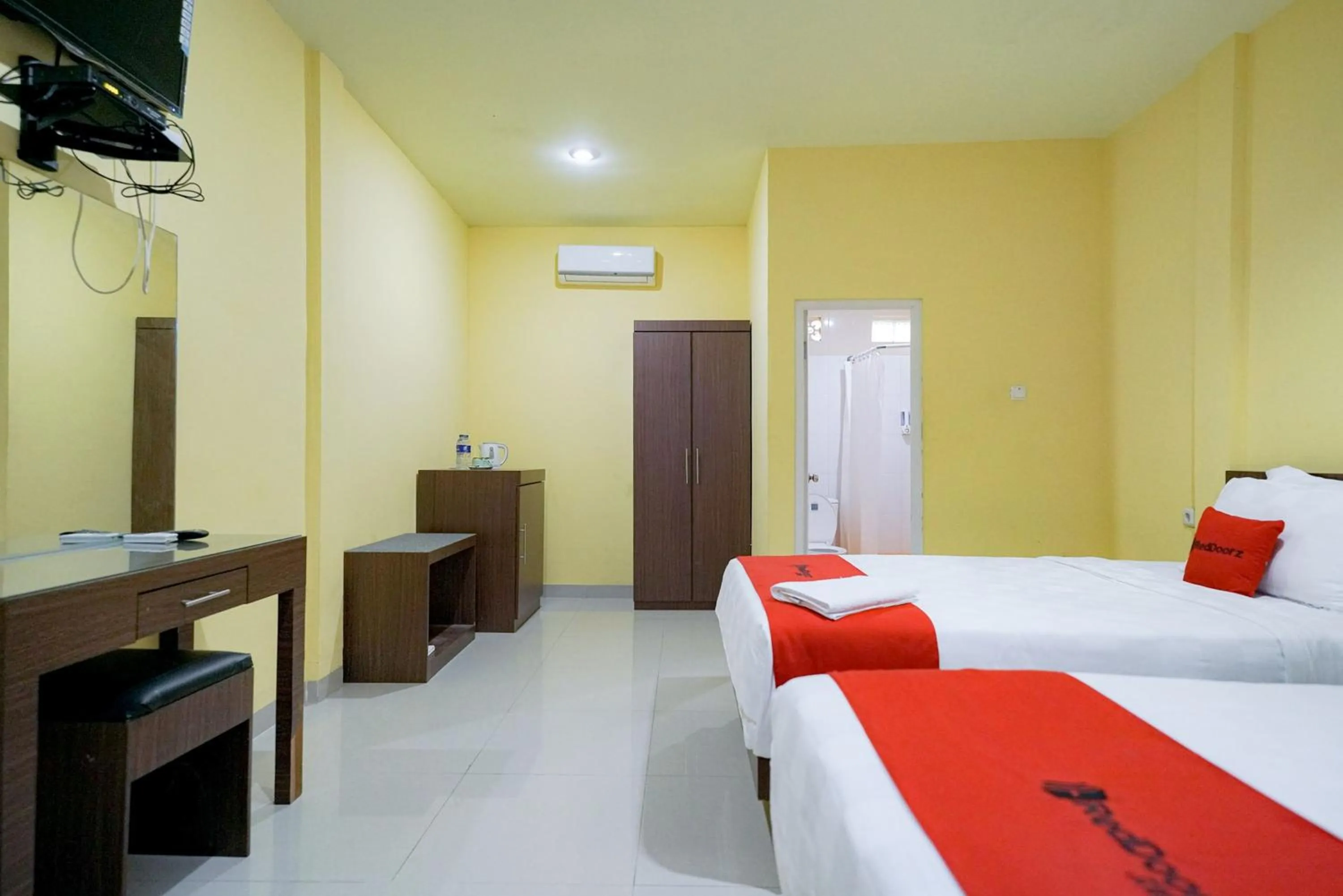 Bedroom, Bed in RedDoorz Plus @ Jalan FL Lumban Tobing Sibolga