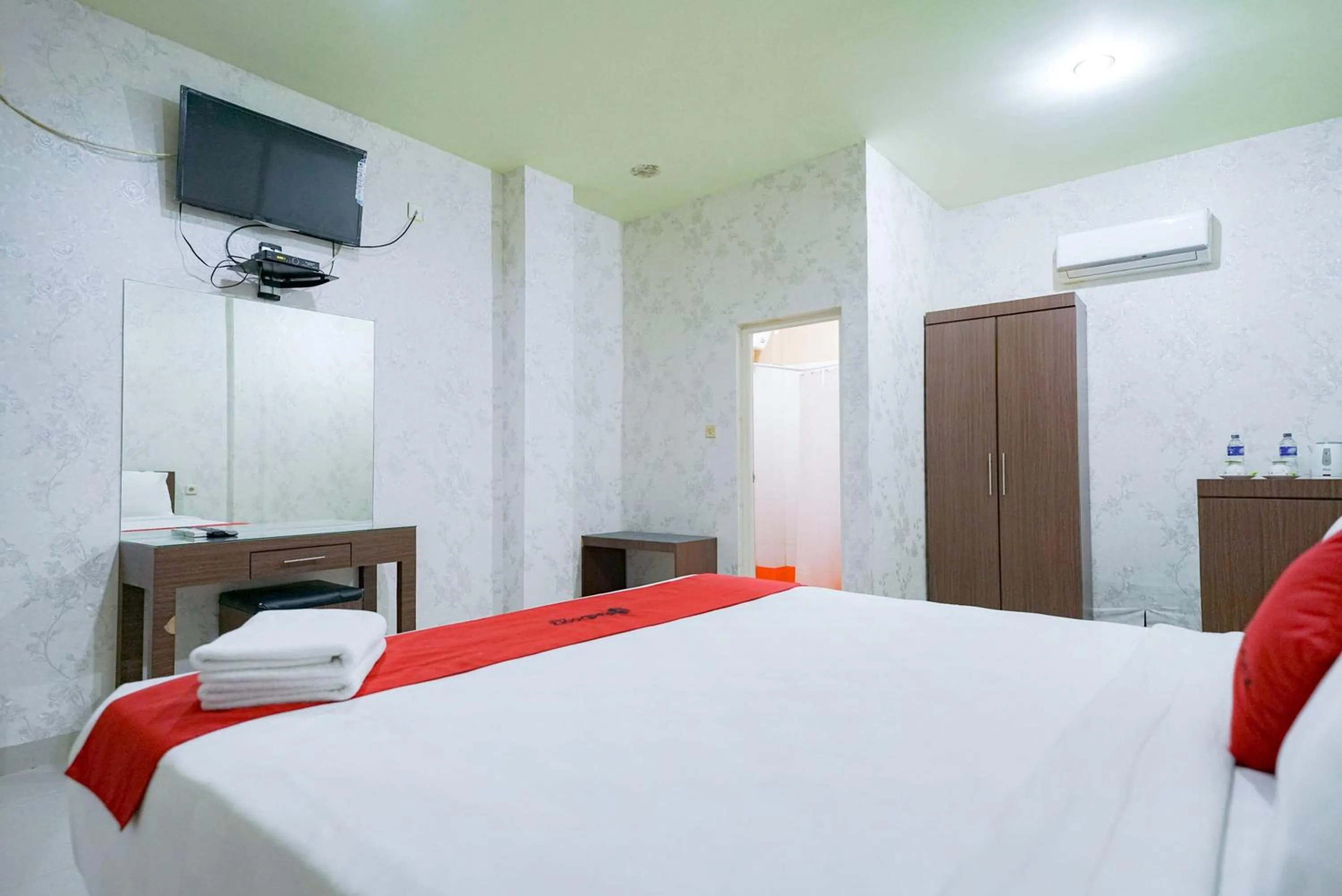 Bedroom, Bed in RedDoorz Plus @ Jalan FL Lumban Tobing Sibolga