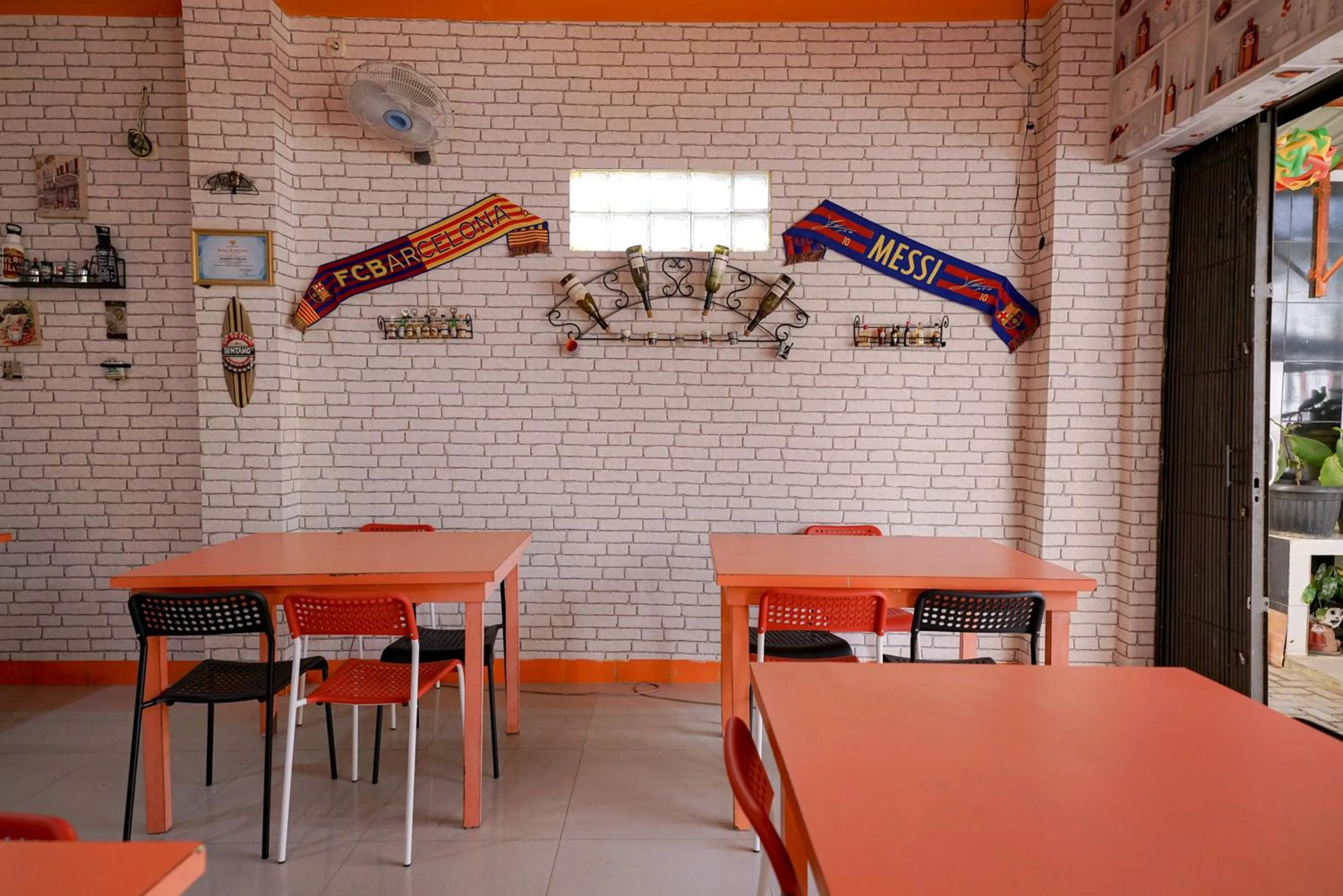 Restaurant/places to eat in RedDoorz Plus @ Jalan FL Lumban Tobing Sibolga