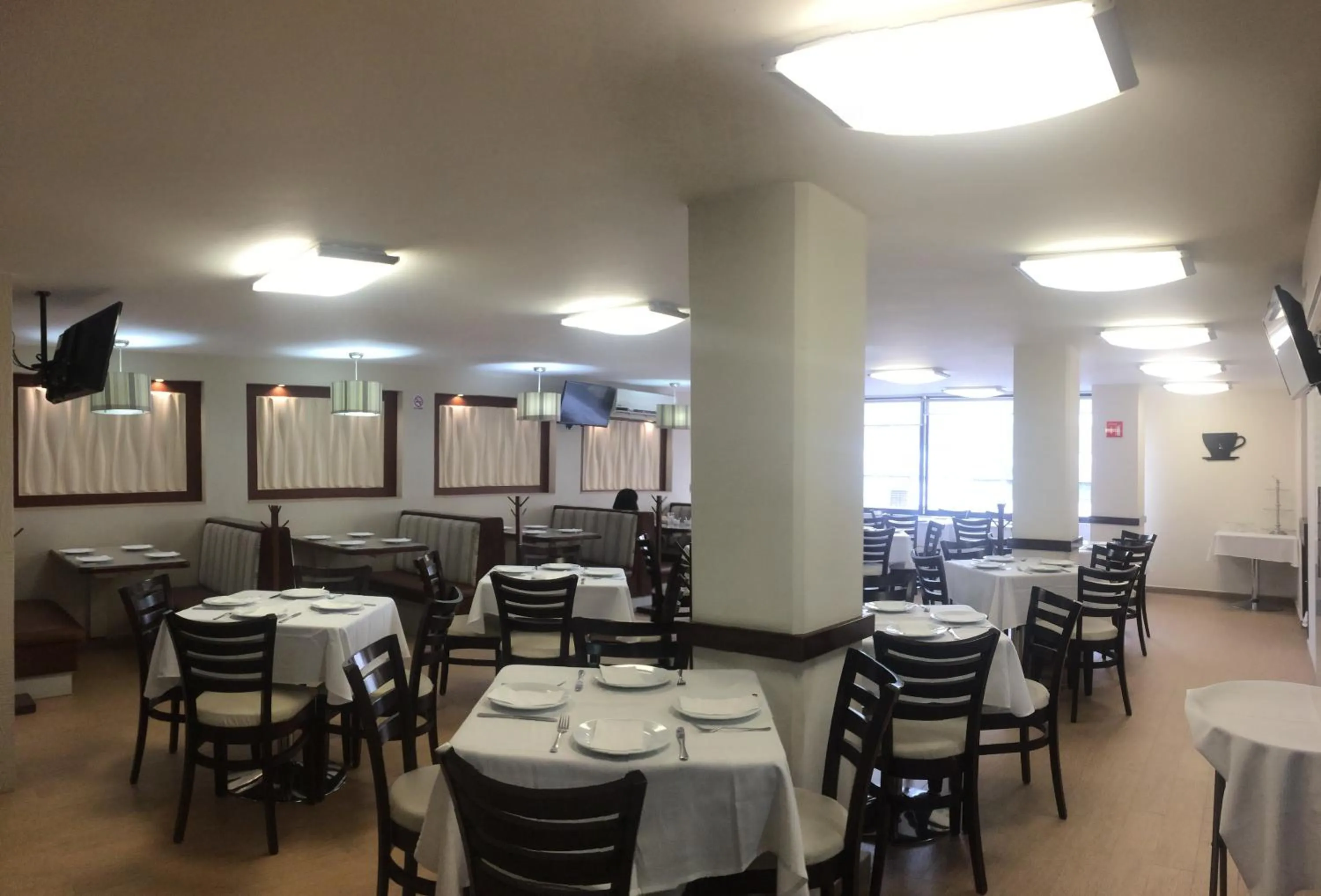 Restaurant/places to eat in Hotel Castropol