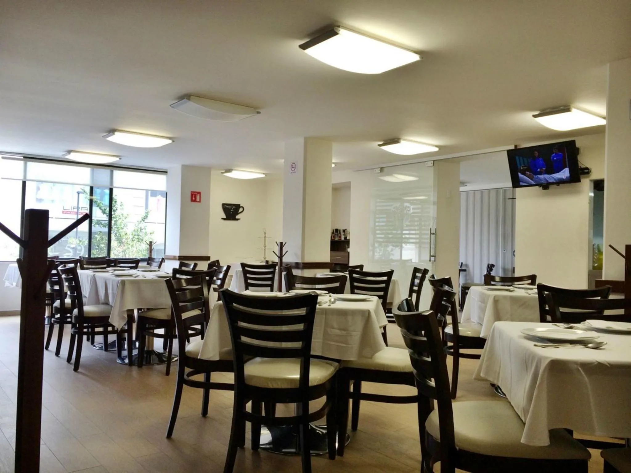 Restaurant/places to eat in Hotel Castropol