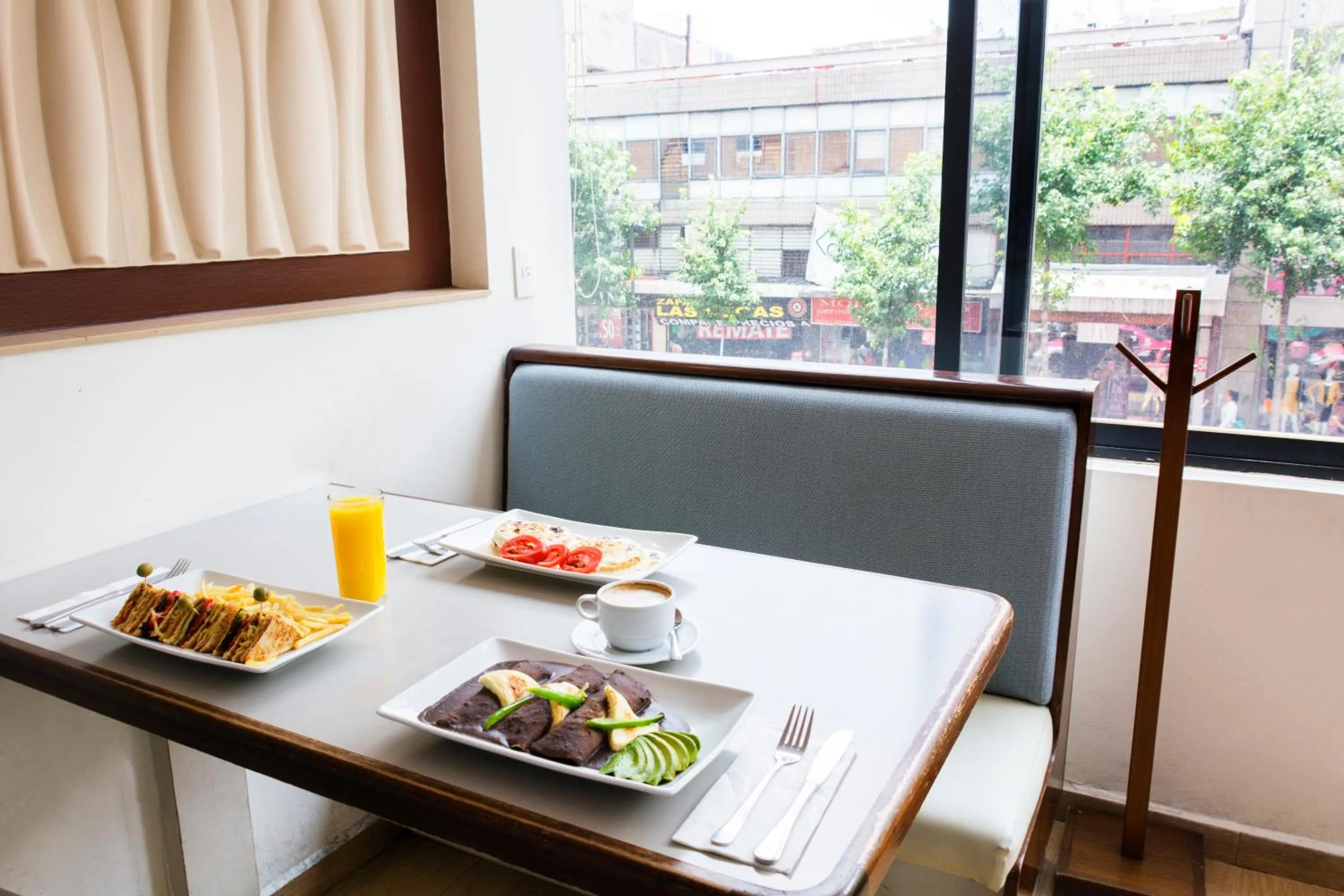 Restaurant/places to eat in Hotel Castropol