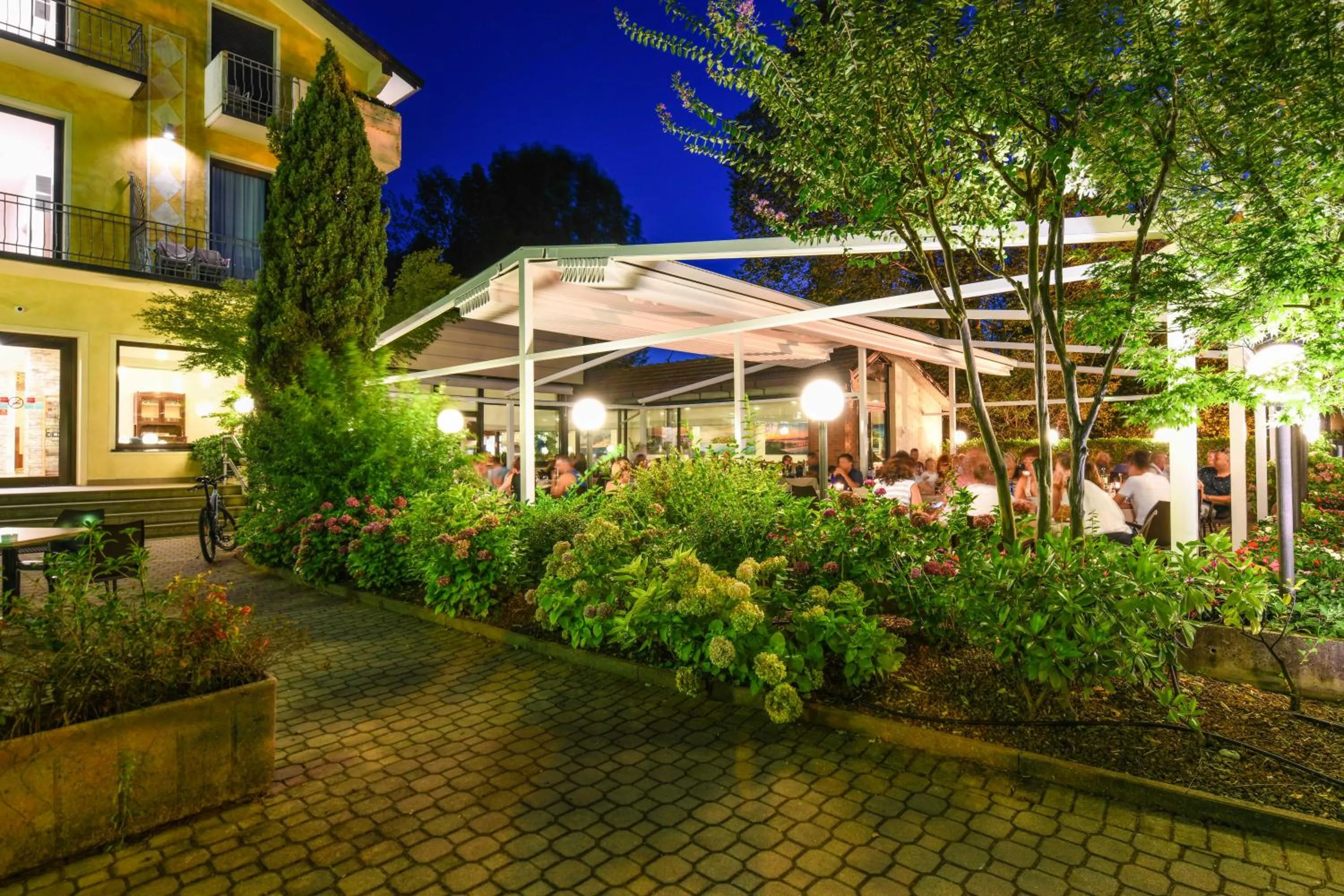 Restaurant/places to eat in Hotel Riel