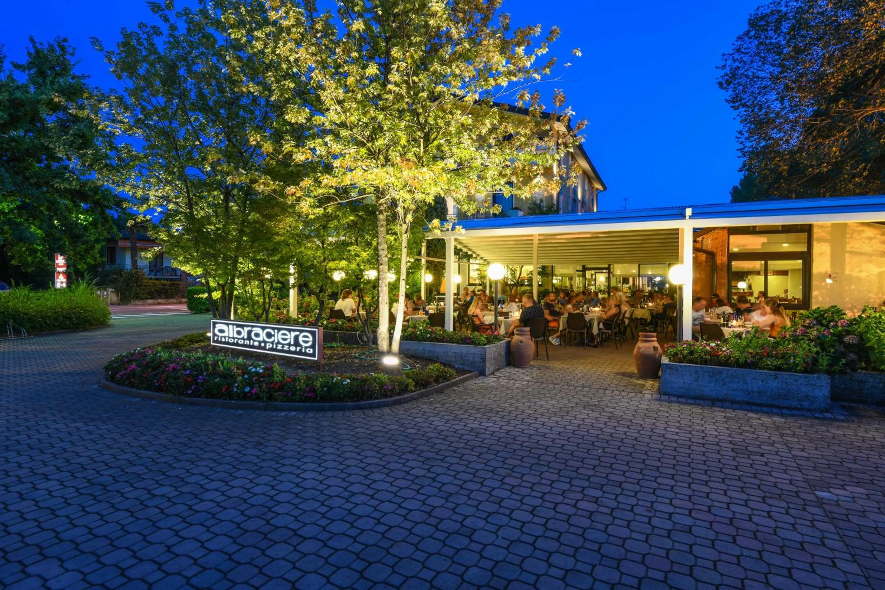 Restaurant/places to eat in Hotel Riel