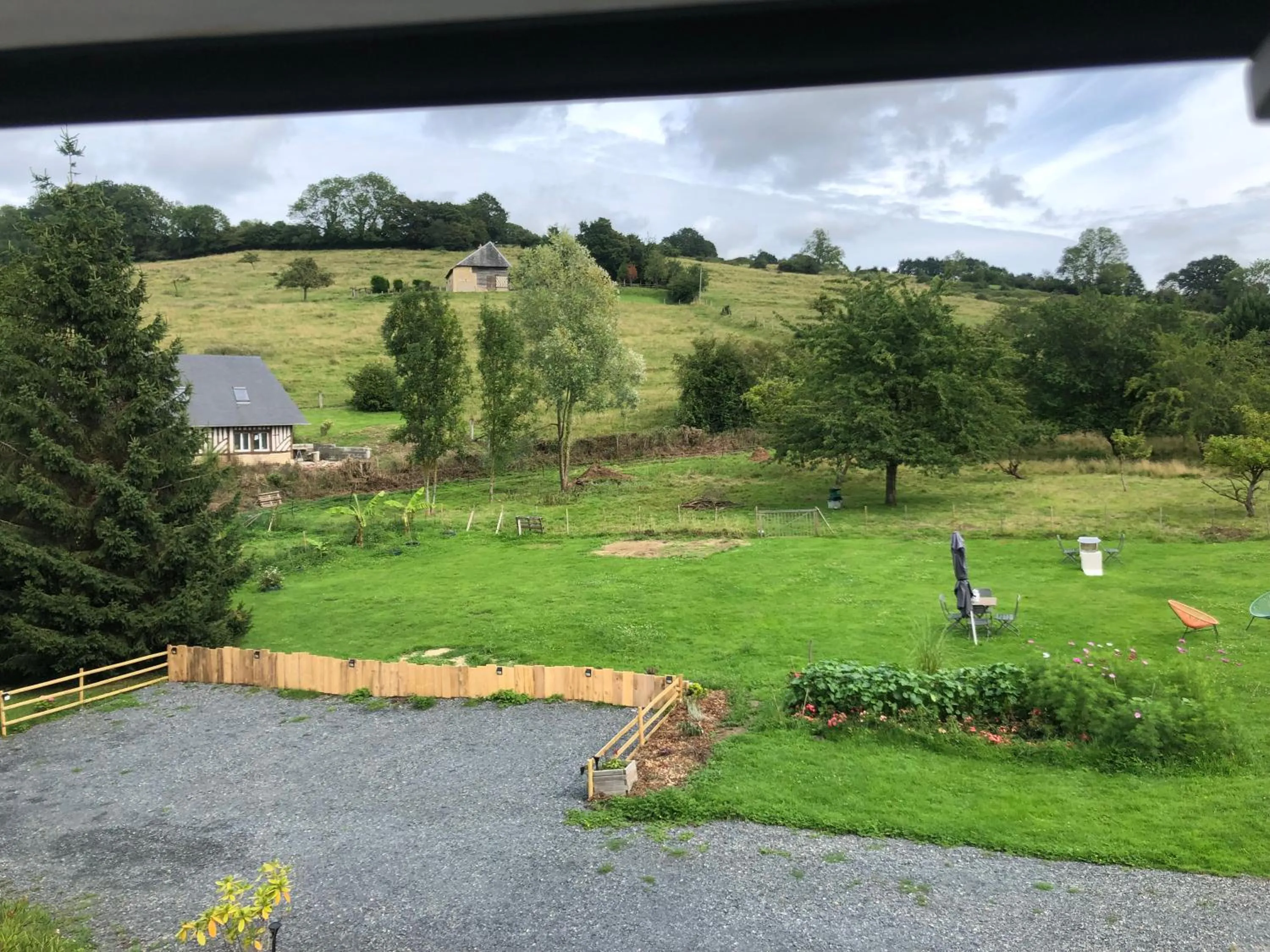 Parking in Grande Chambre Familiale JAUNE Tout Bonnement Bien