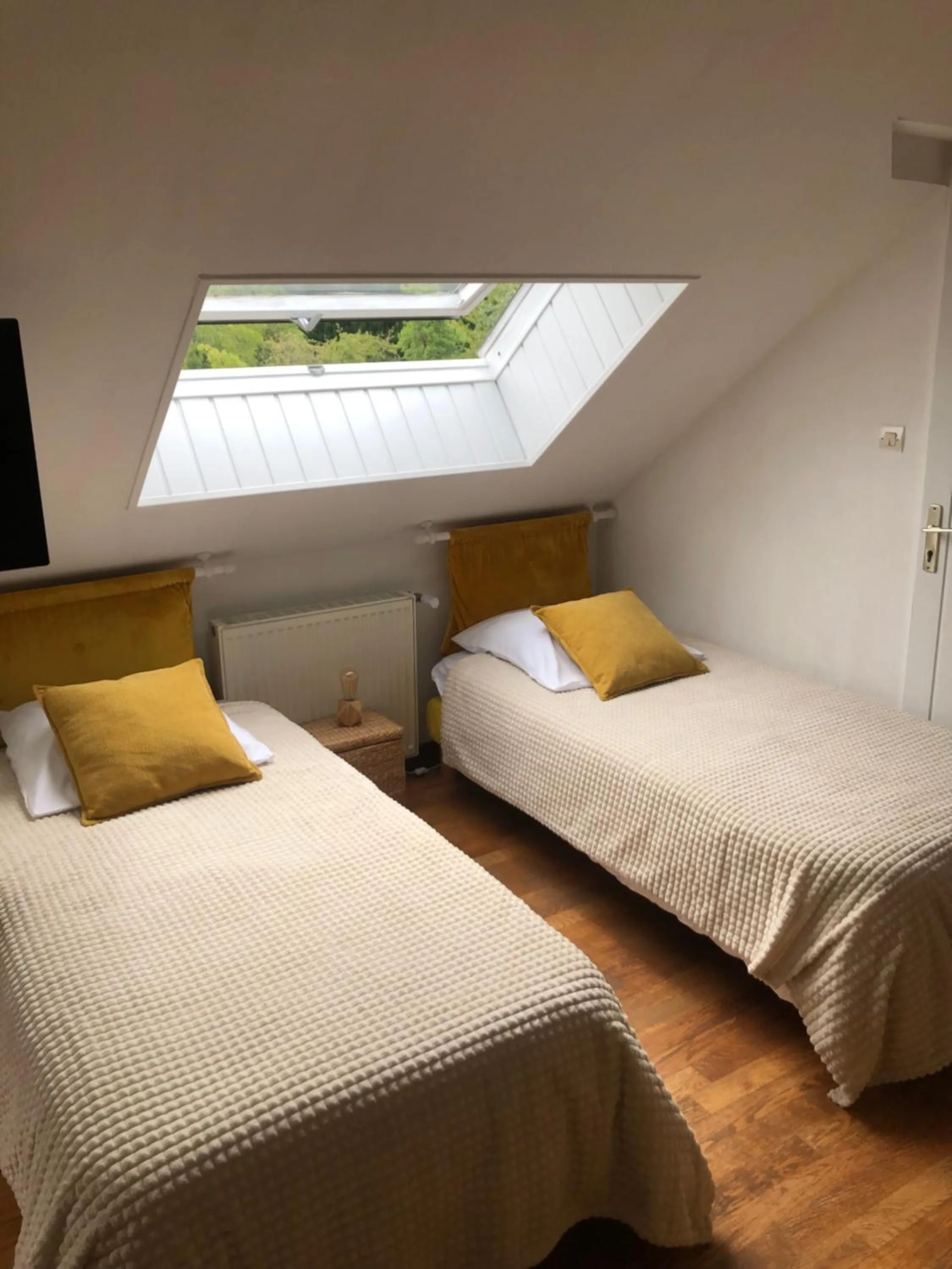 Bed in Grande Chambre Familiale JAUNE Tout Bonnement Bien