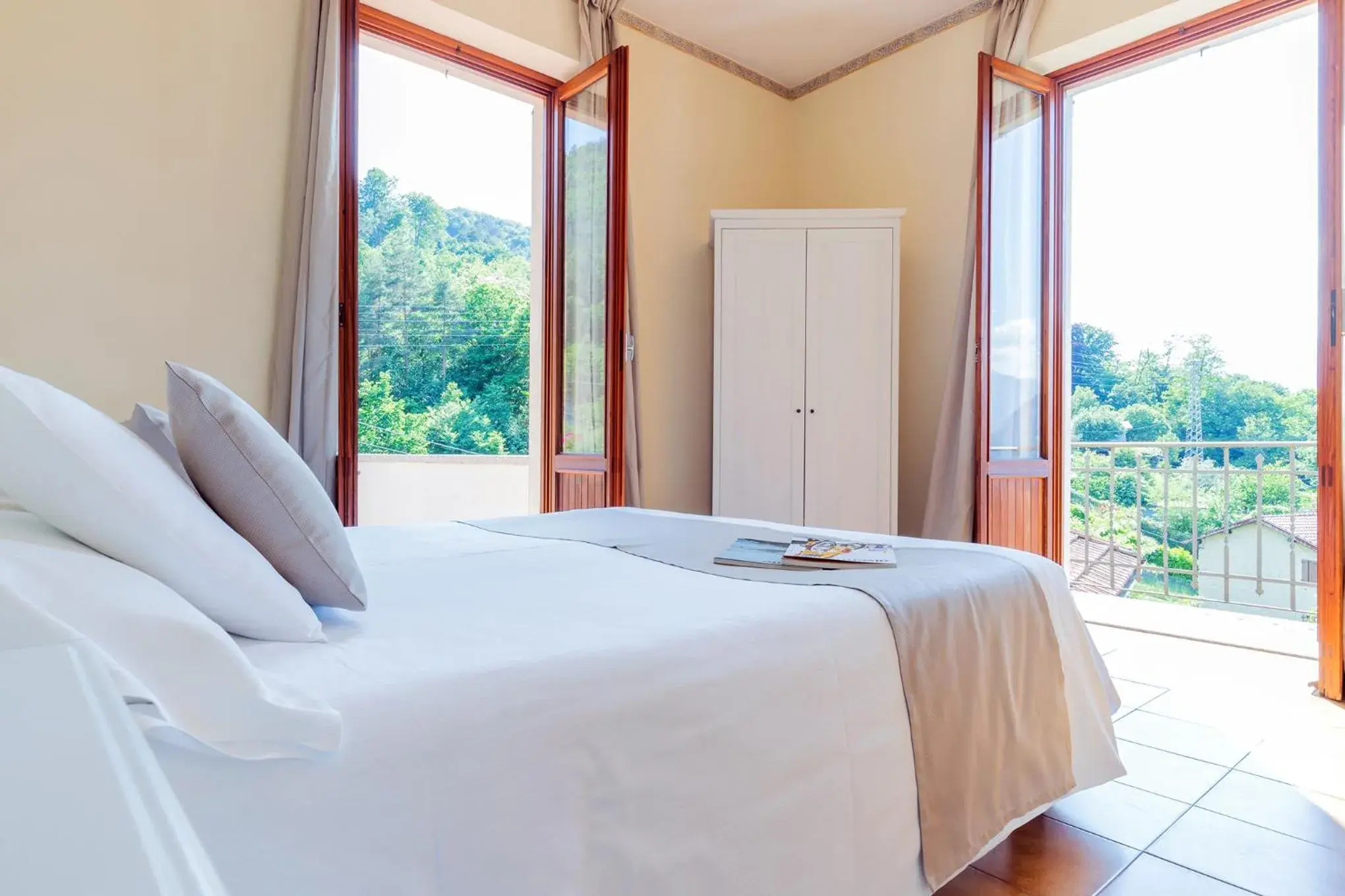 Standard Double Room with Lake View in Hotel Il Perlo Standard Double Room with Lake View in Hotel Il Perlo