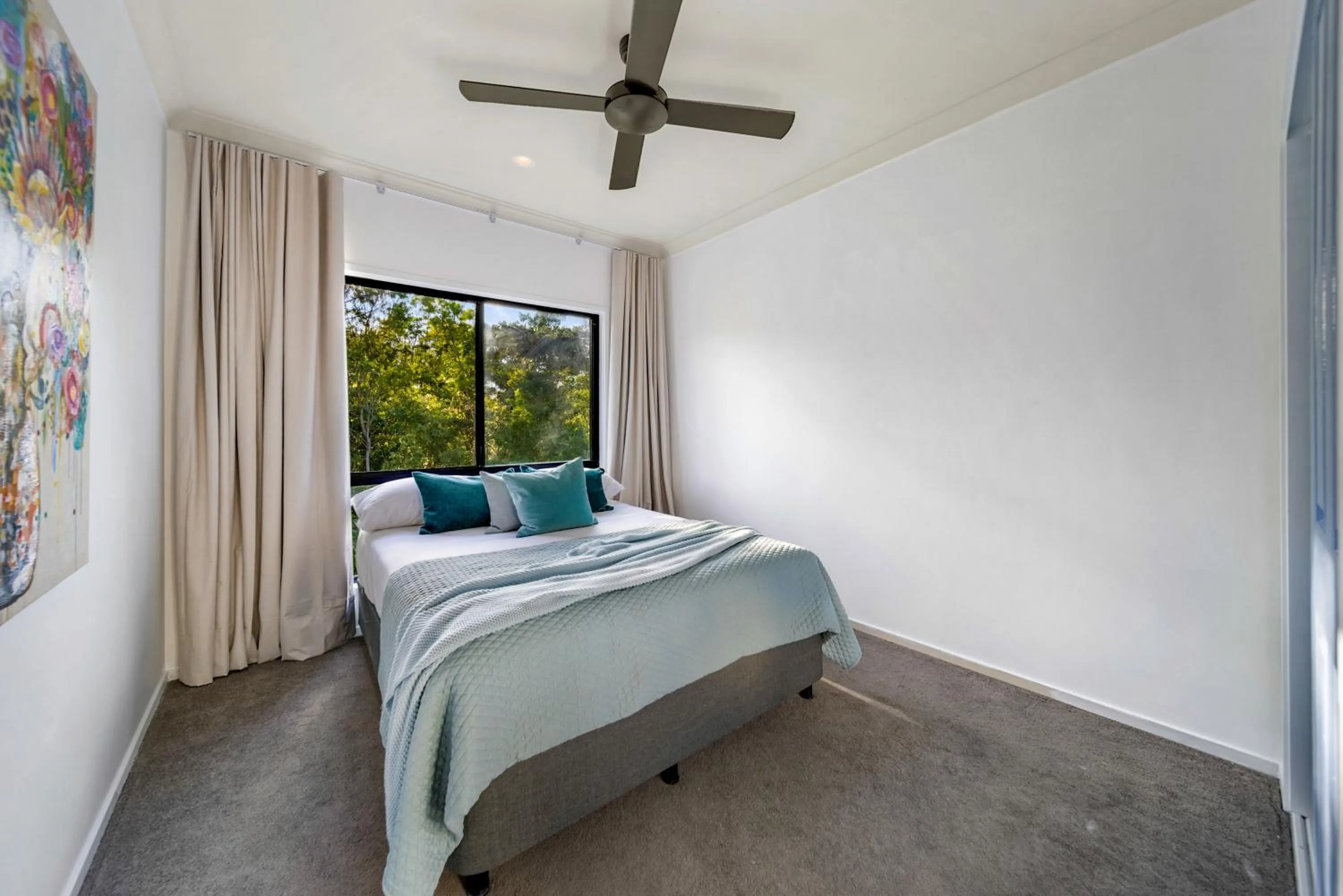 Bed in Whispering Valley Cottage Retreat