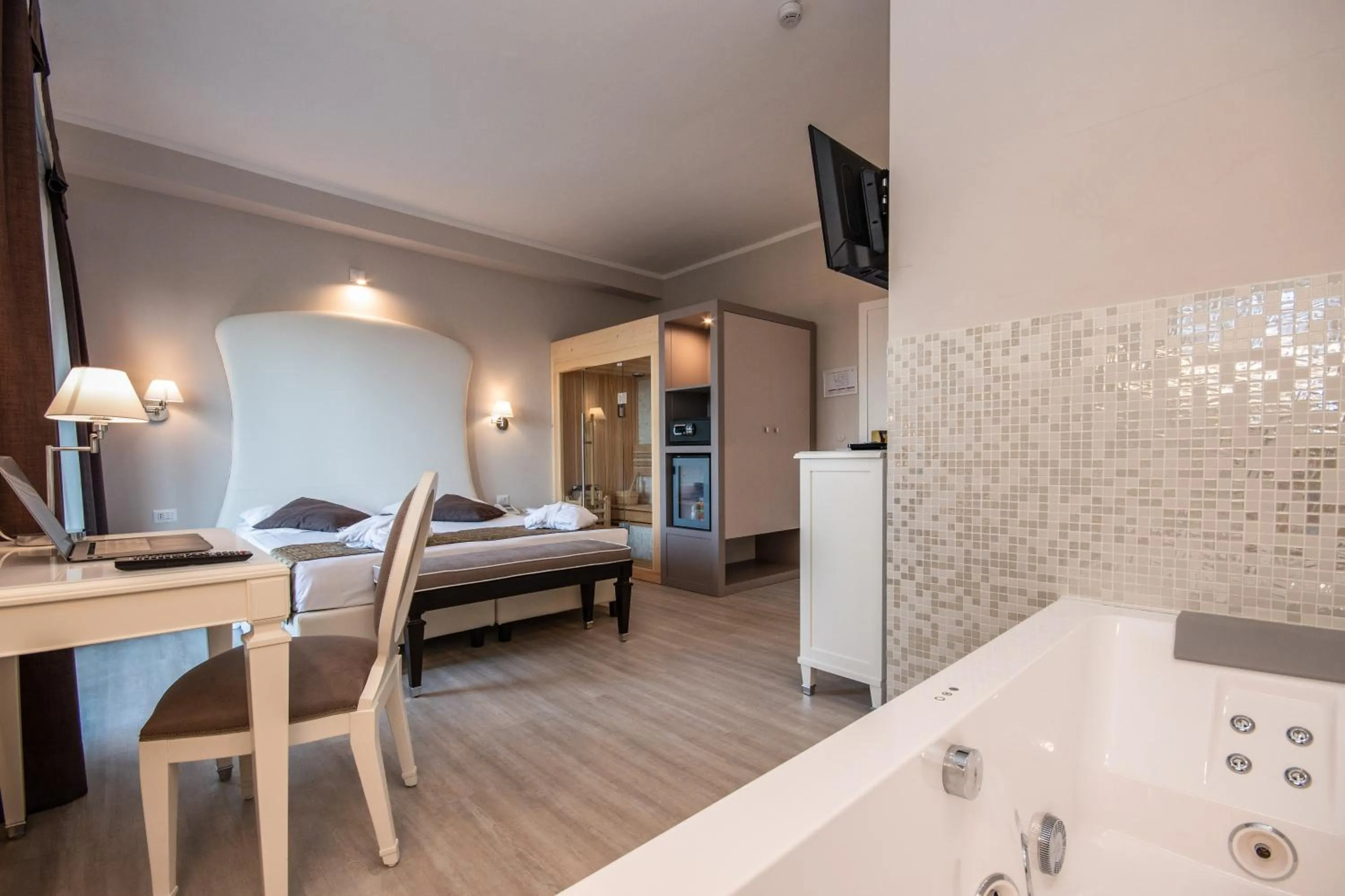 Hot Tub, Bed in Hotel Oliveto