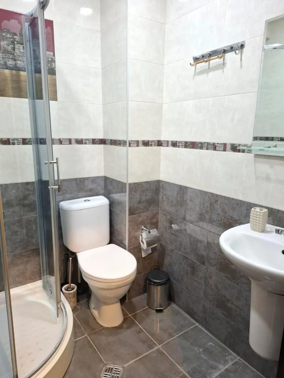 Shower in Hotel Aira Plaza