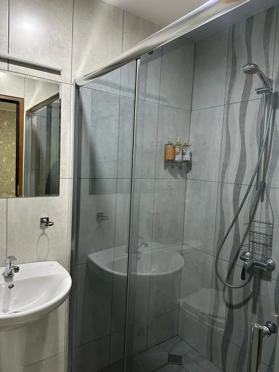 Shower in Hotel Aira Plaza