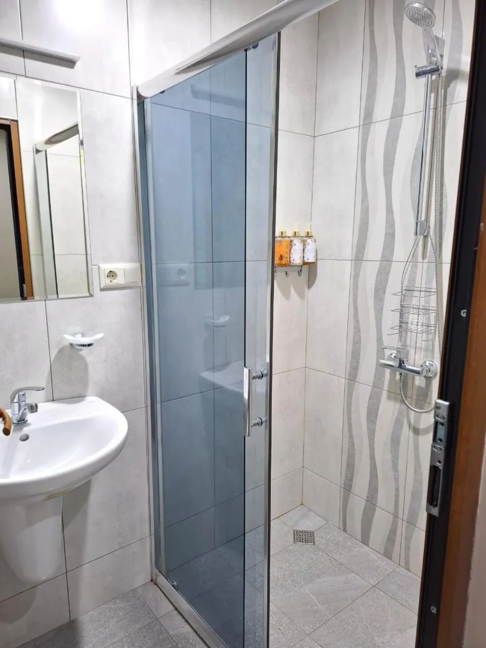 Shower in Hotel Aira Plaza