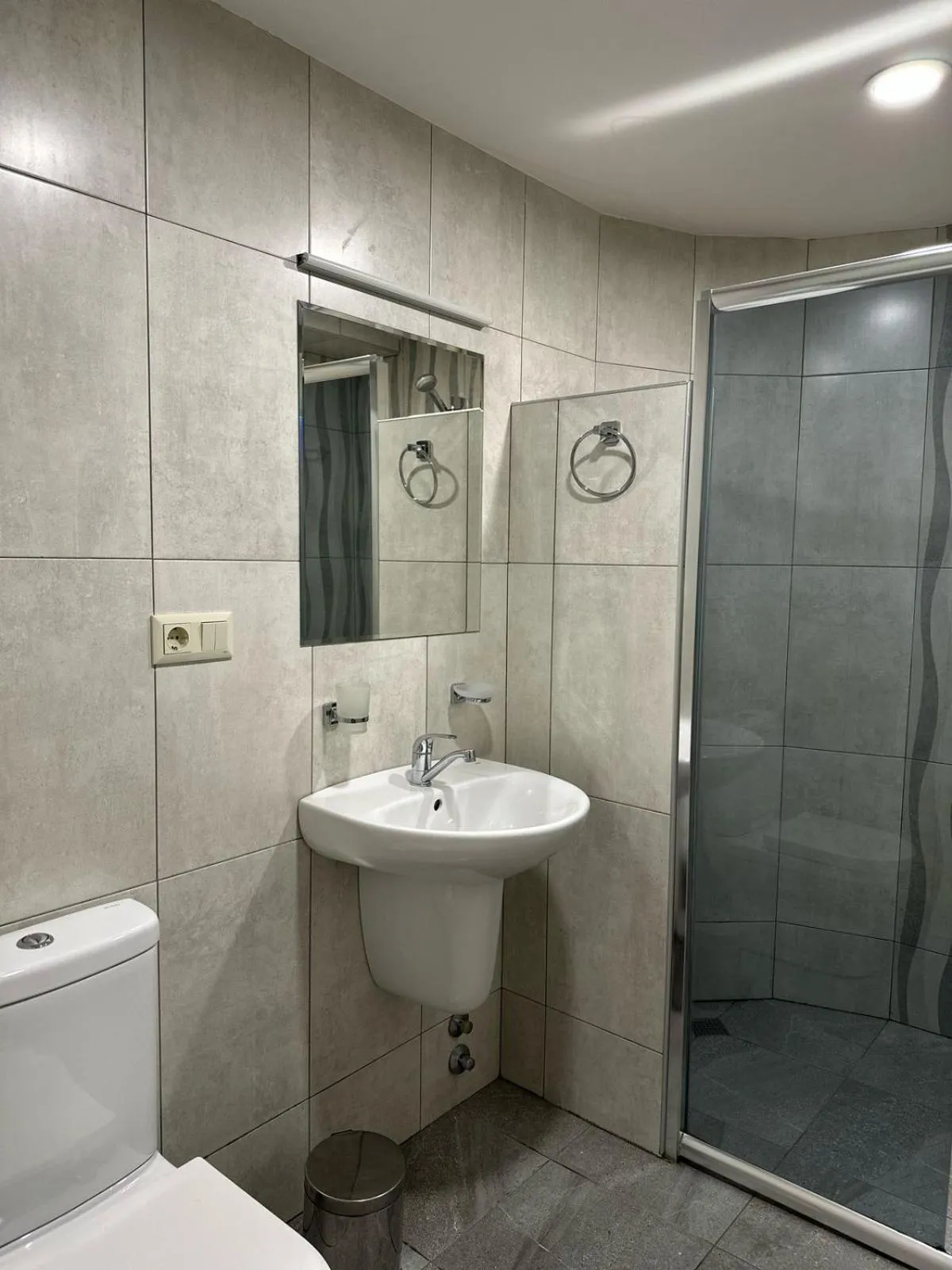 Shower in Hotel Aira Plaza